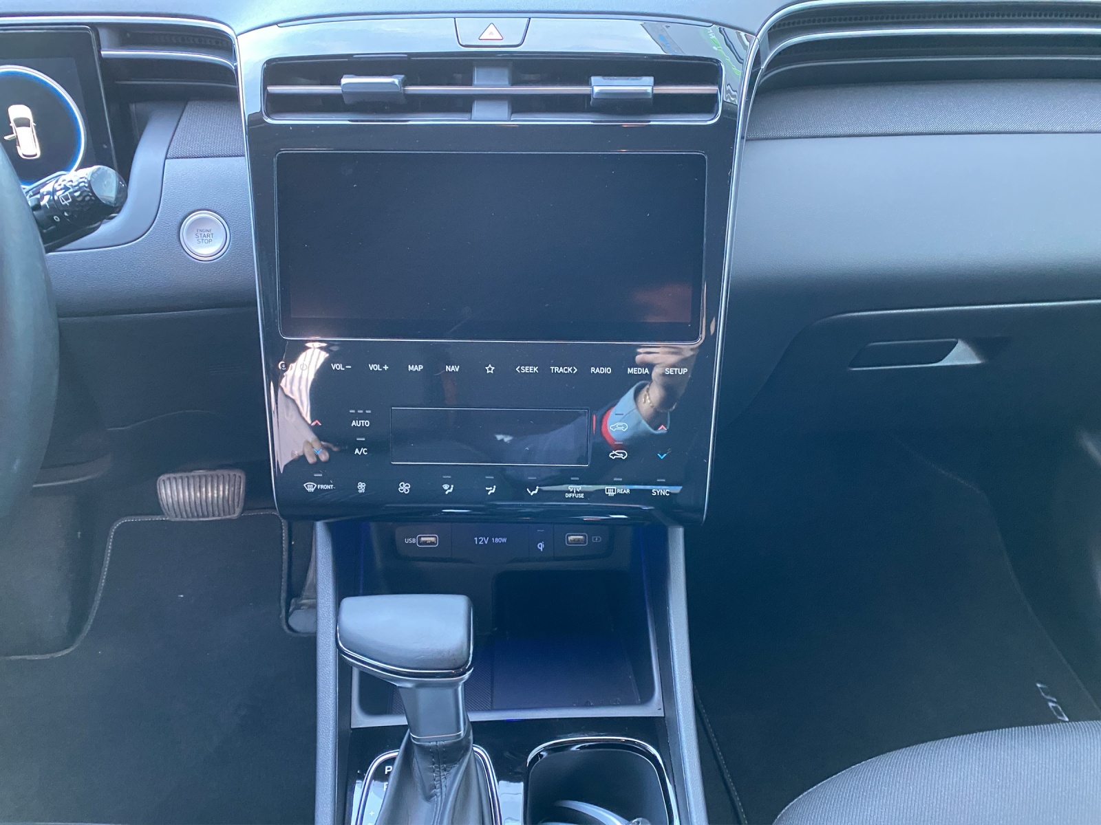HYUNDAI Tucson 1.6 CRDi Amplia 4WD-image-14