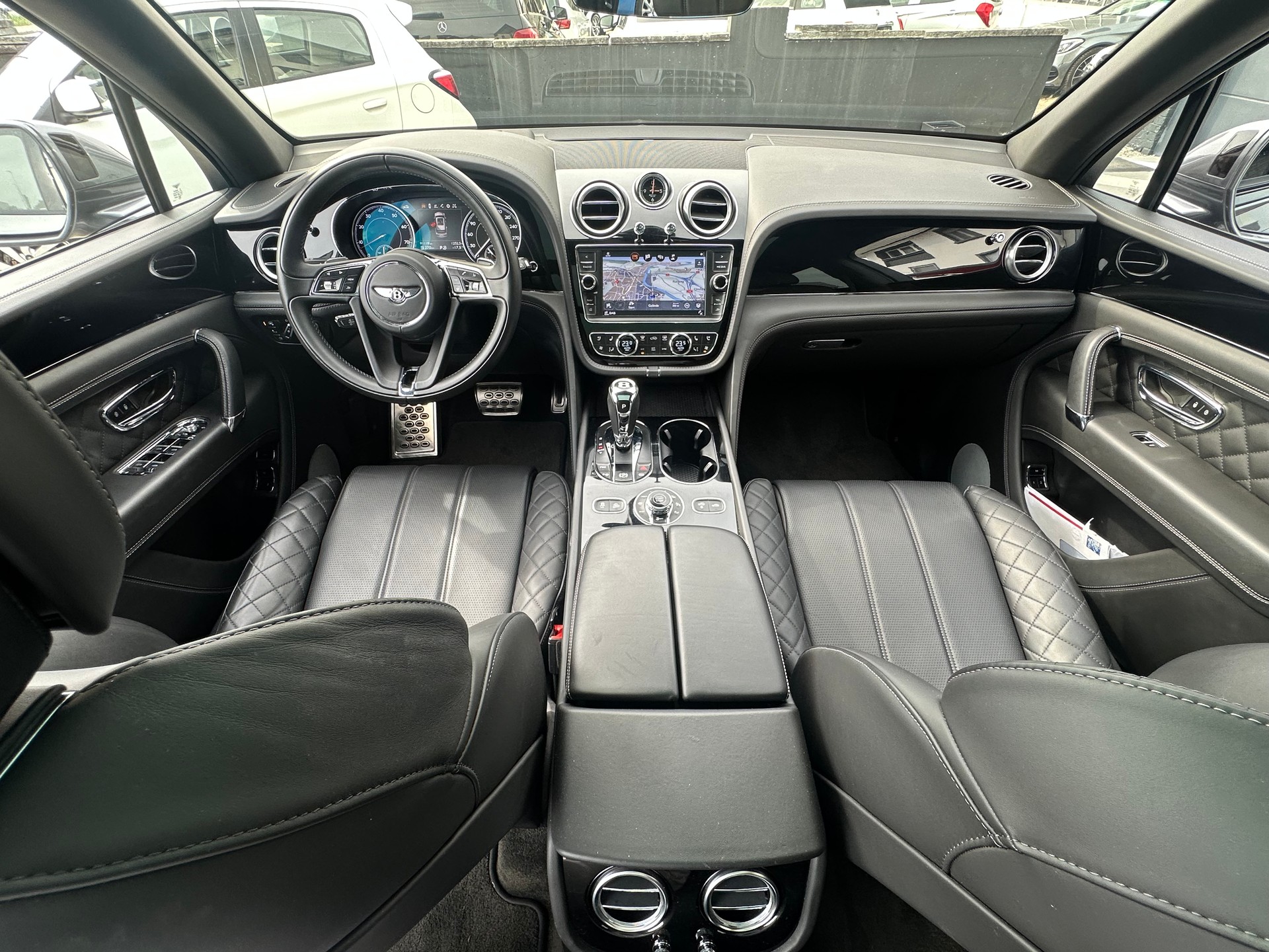 BENTLEY Bentayga V8-image-18