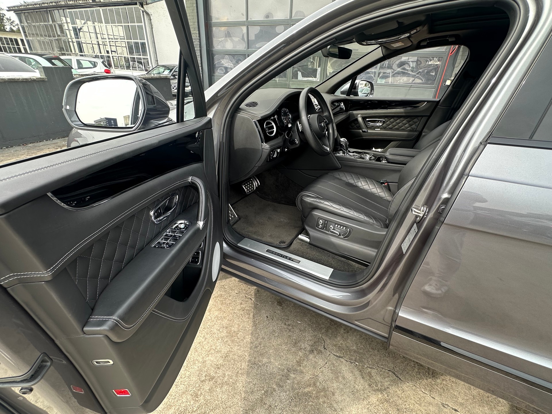 BENTLEY Bentayga V8-image-12