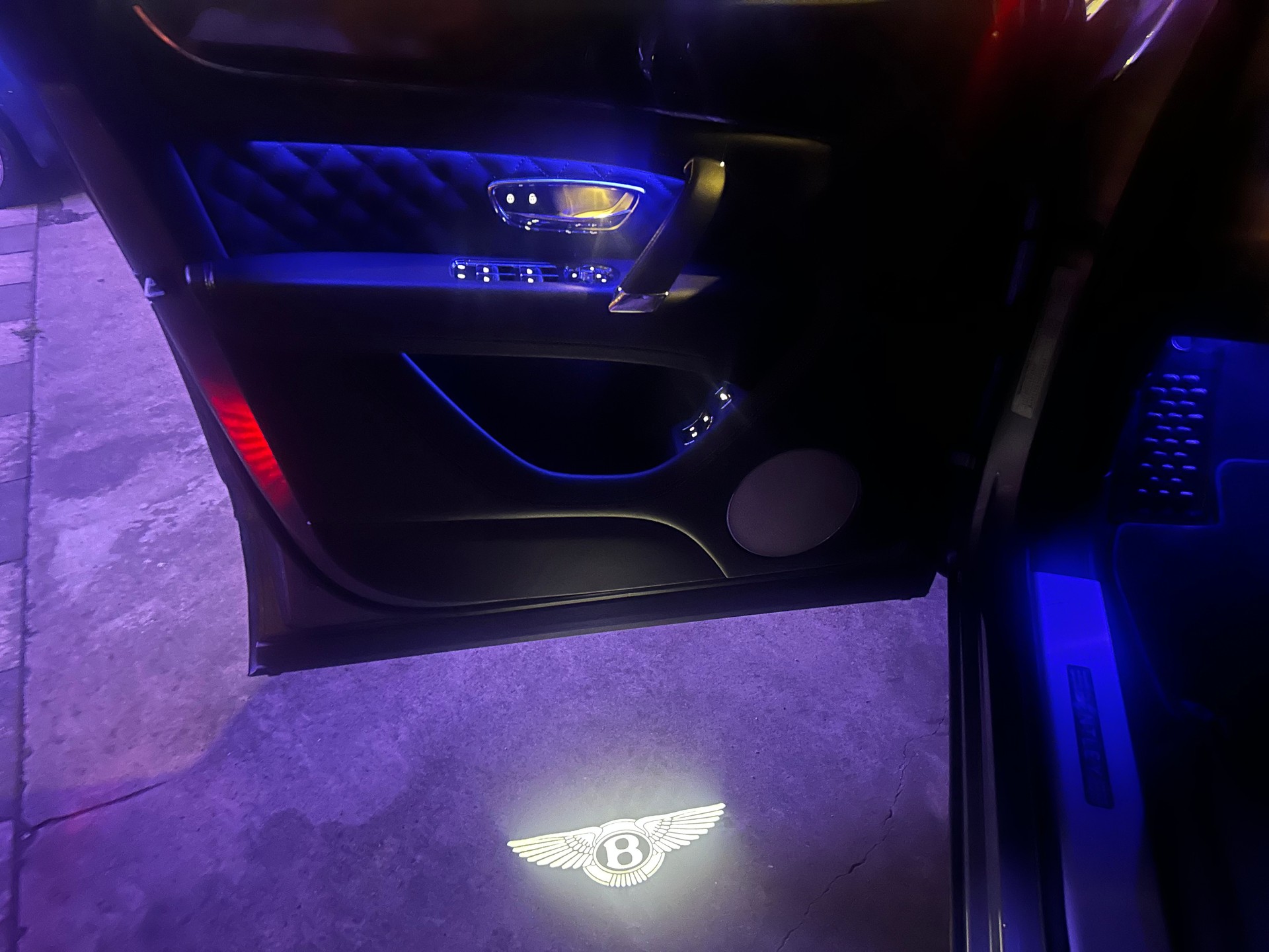 BENTLEY Bentayga V8-image-25