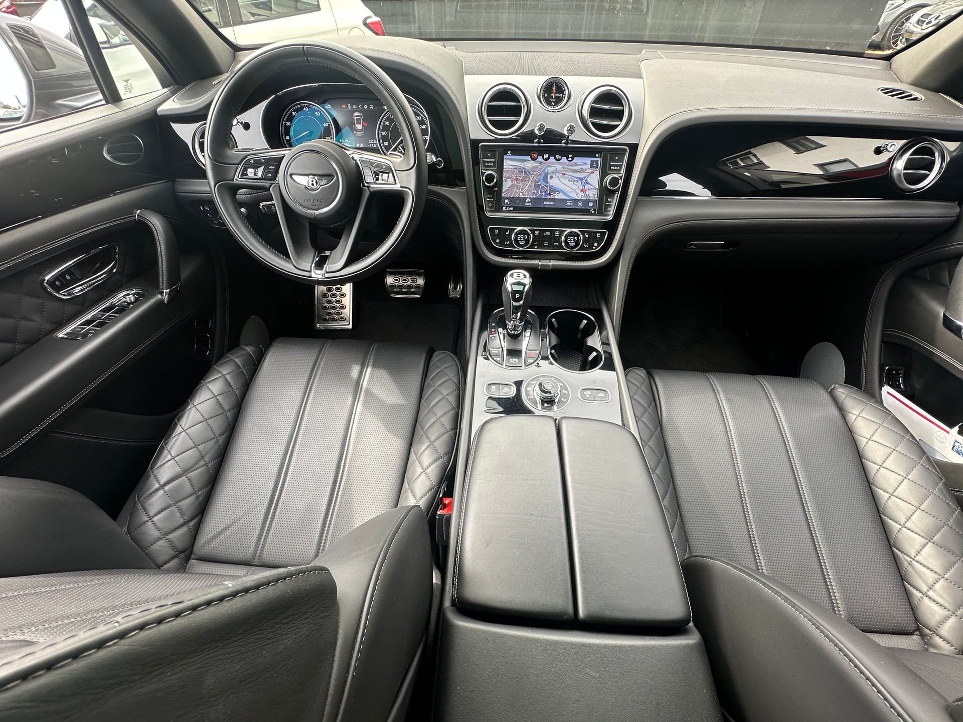 BENTLEY Bentayga V8-image-17