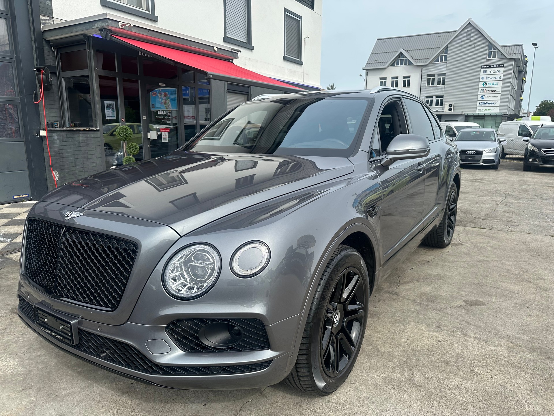 BENTLEY Bentayga V8-image-8