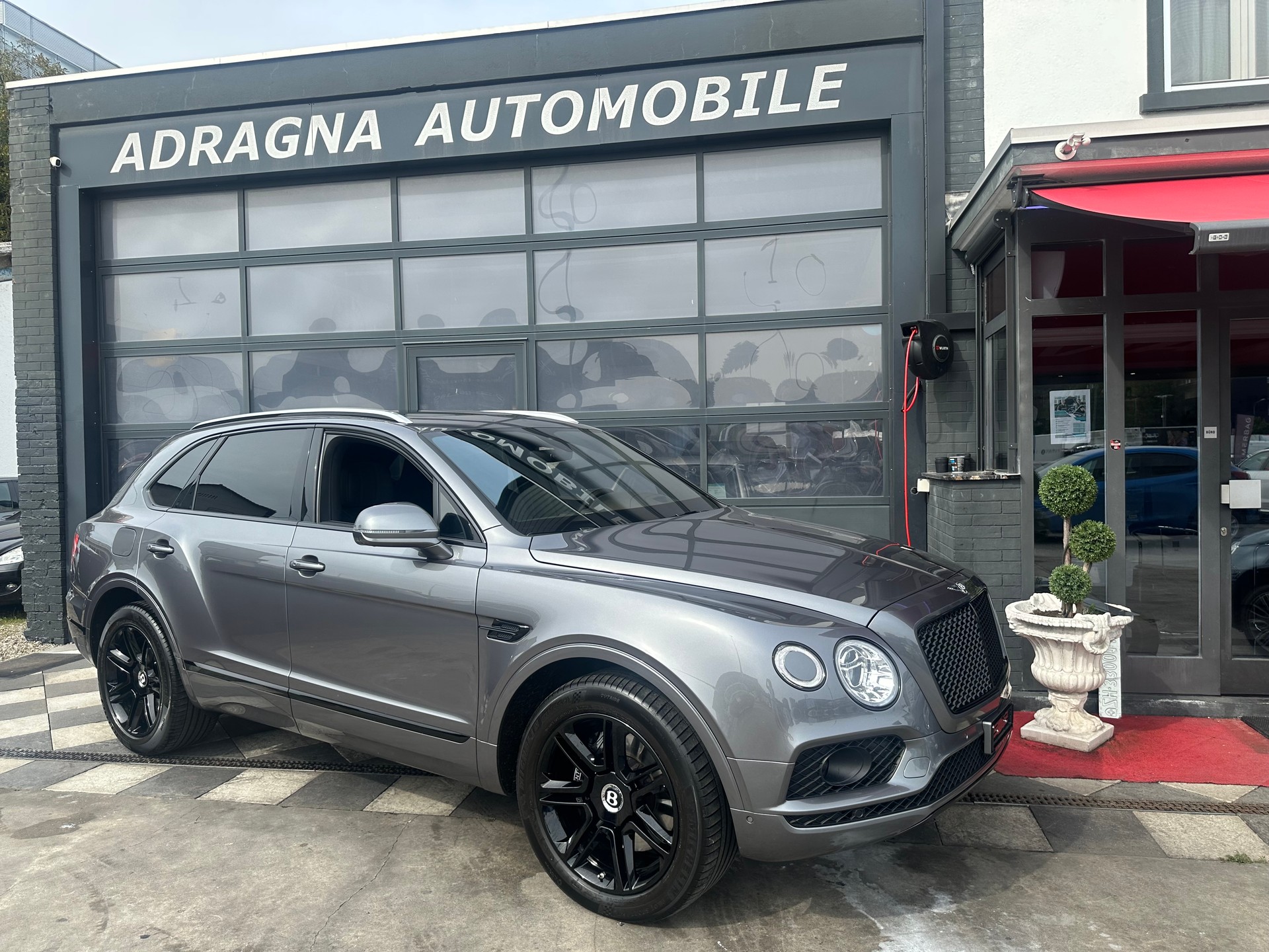 BENTLEY Bentayga V8-image-4