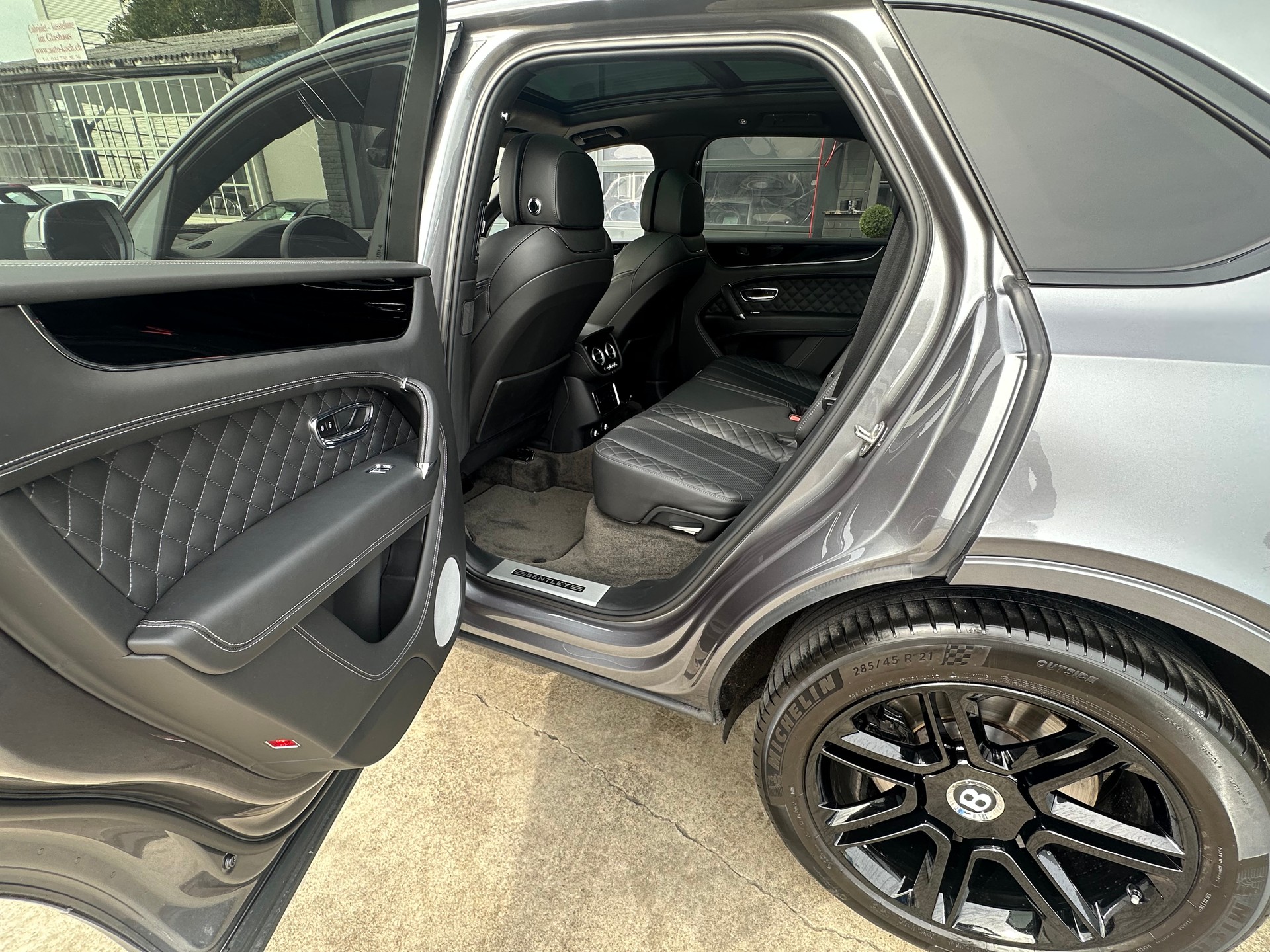 BENTLEY Bentayga V8-image-14