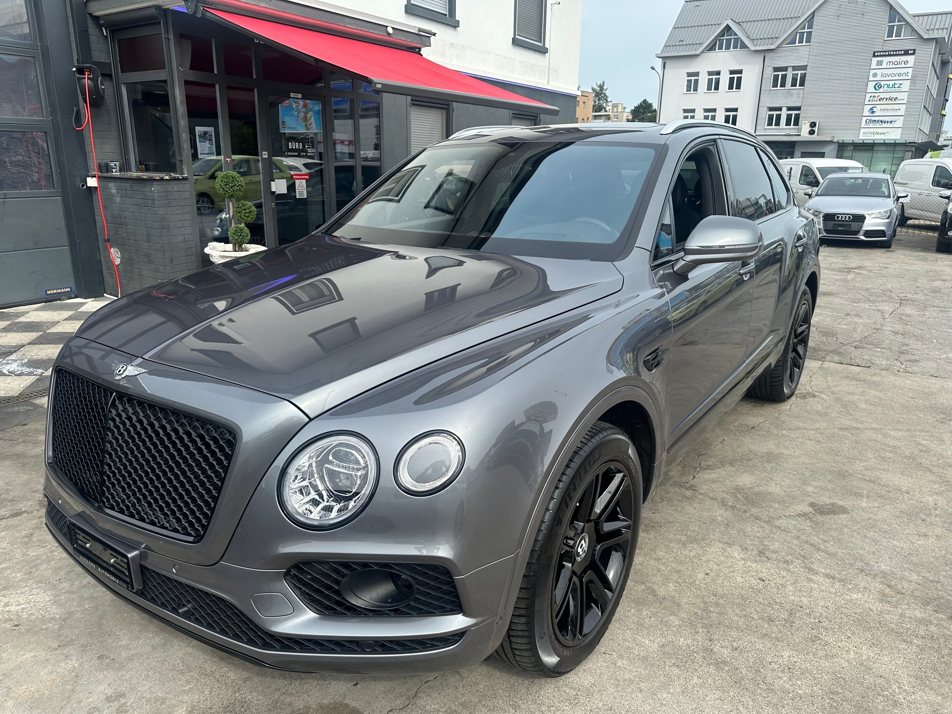BENTLEY Bentayga V8-image-9
