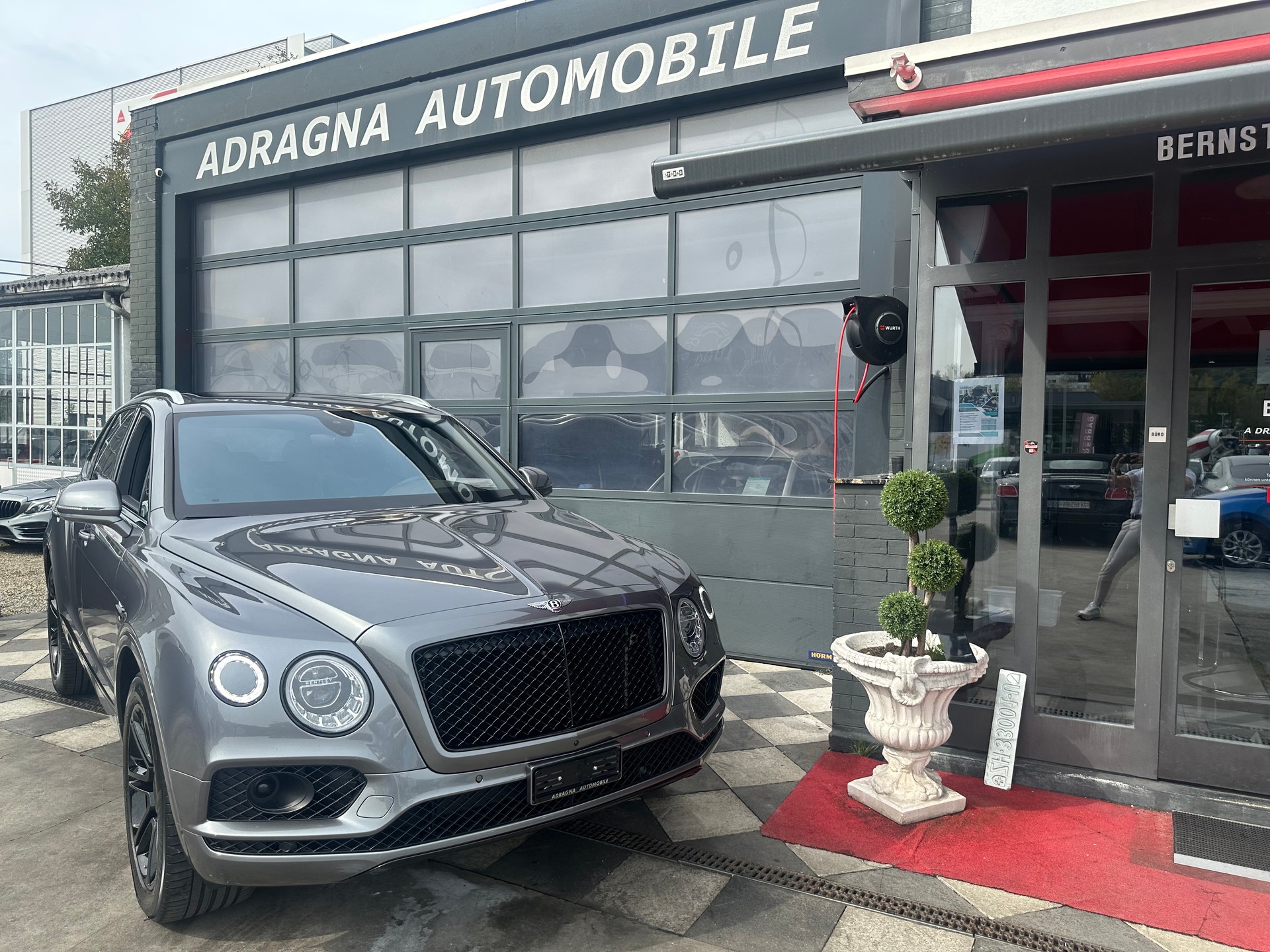BENTLEY Bentayga V8-image-5