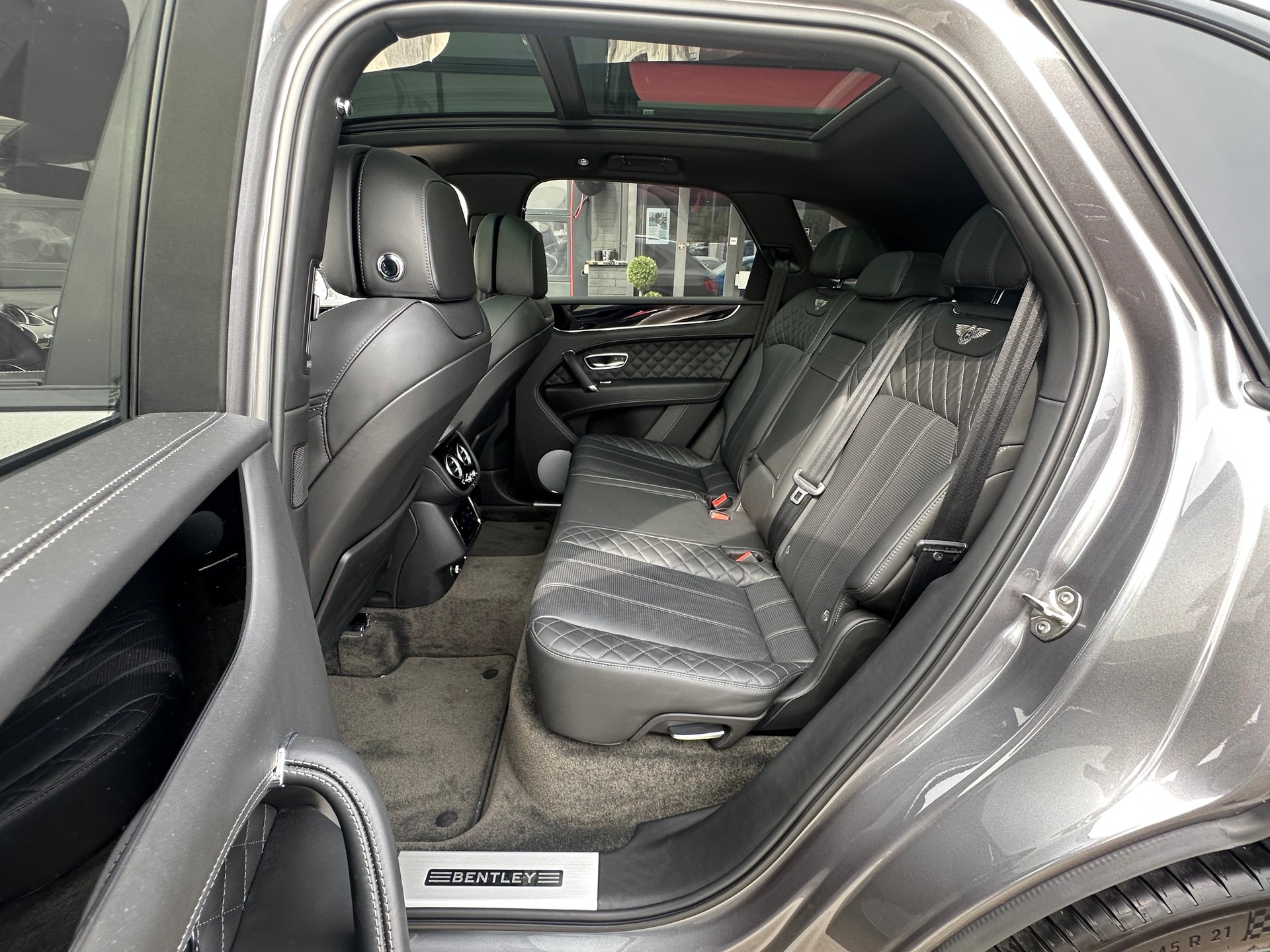 BENTLEY Bentayga V8-image-13