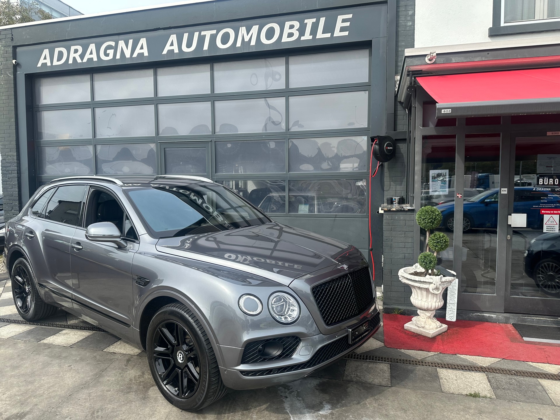 BENTLEY Bentayga V8-image-2