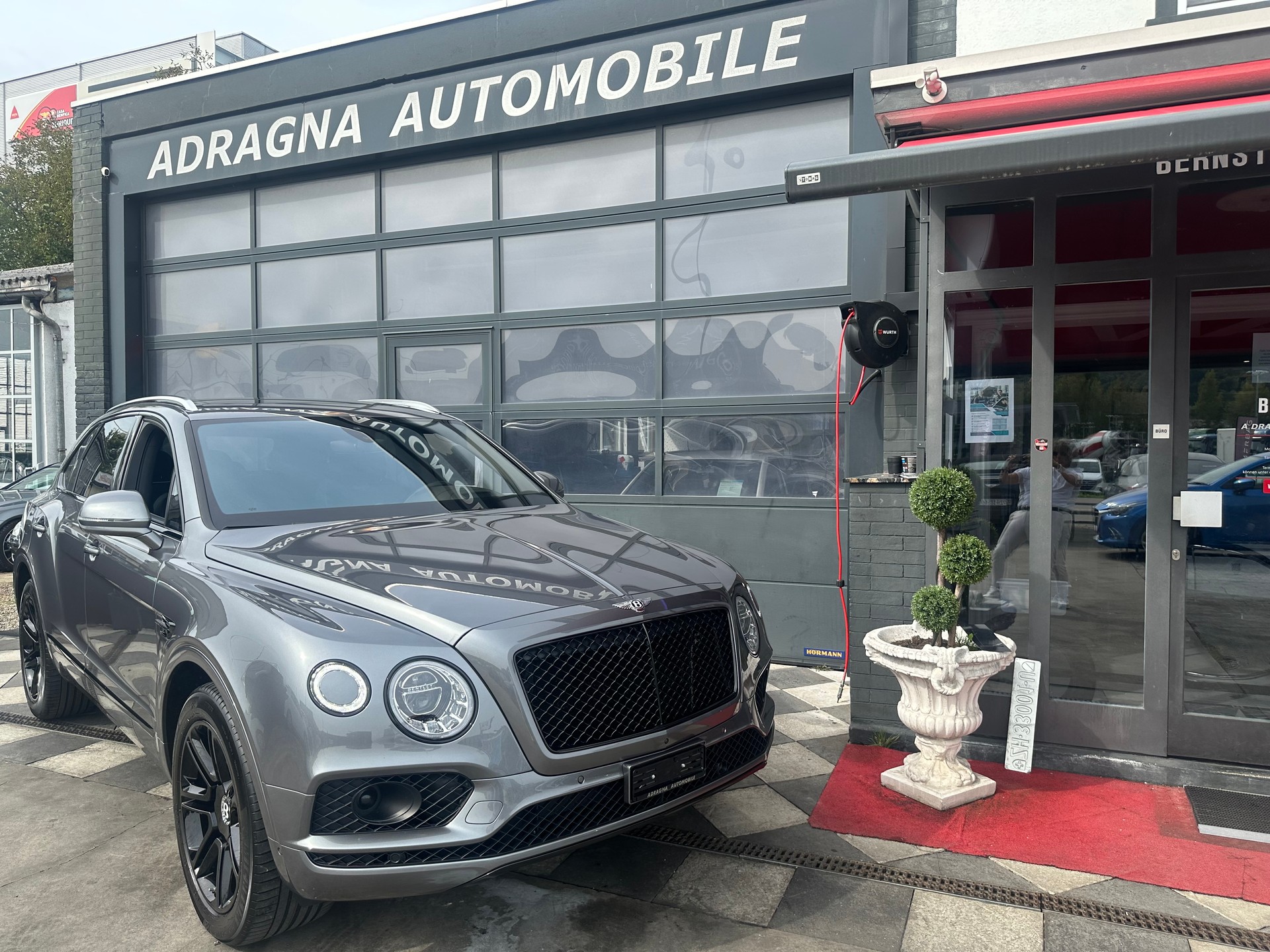 BENTLEY Bentayga V8-image-3