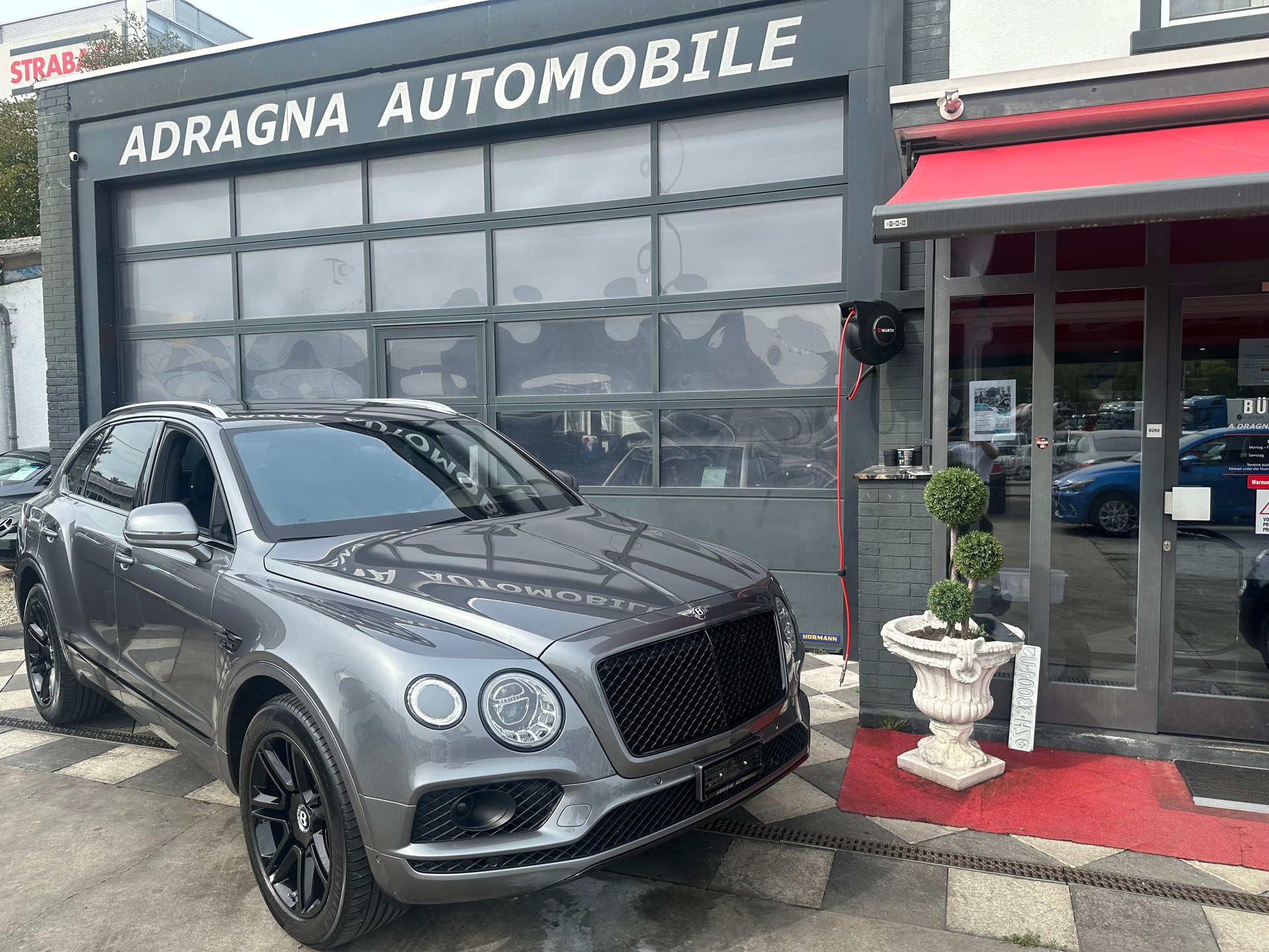 BENTLEY Bentayga V8-image-1