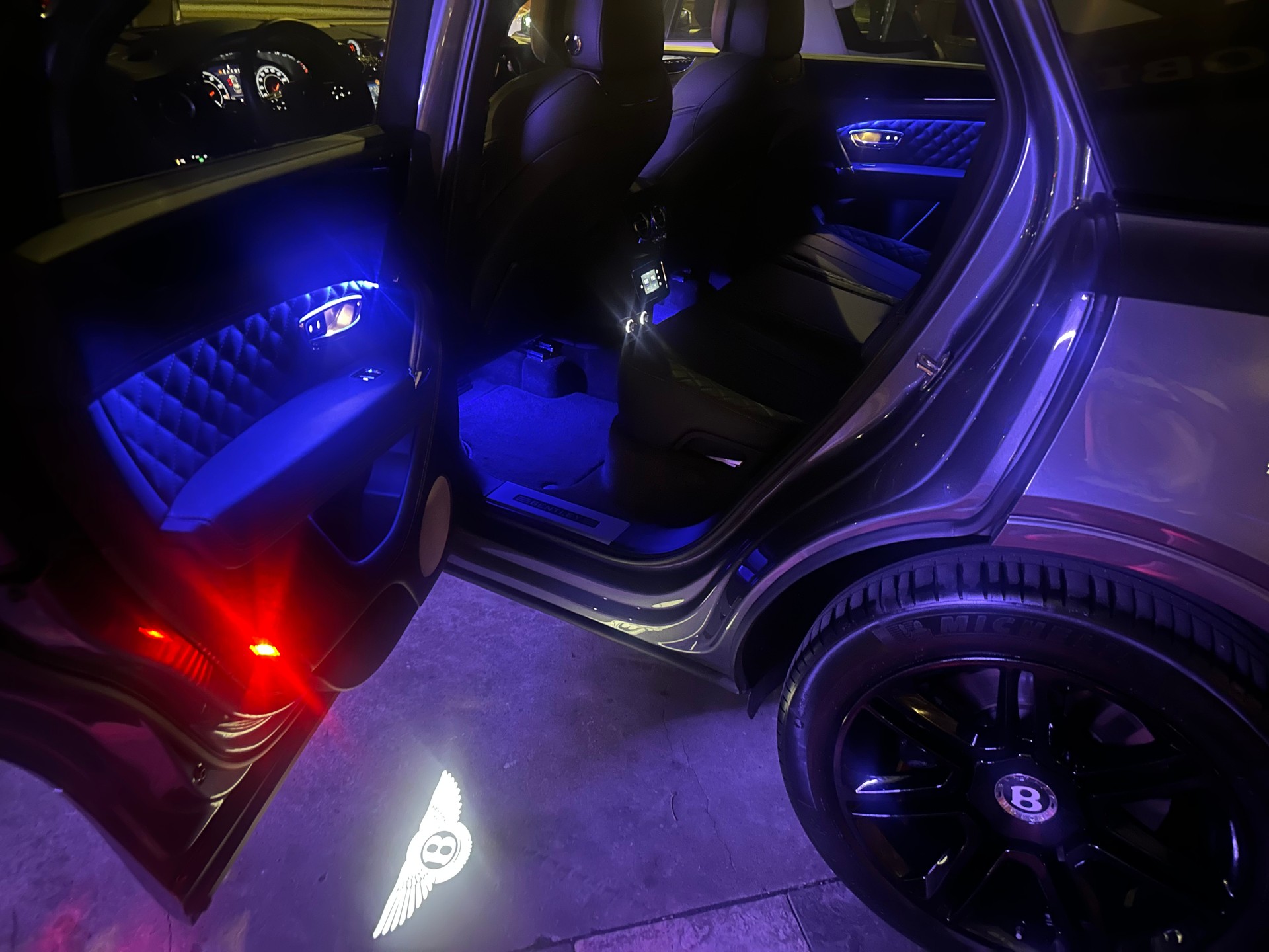 BENTLEY Bentayga V8-image-24