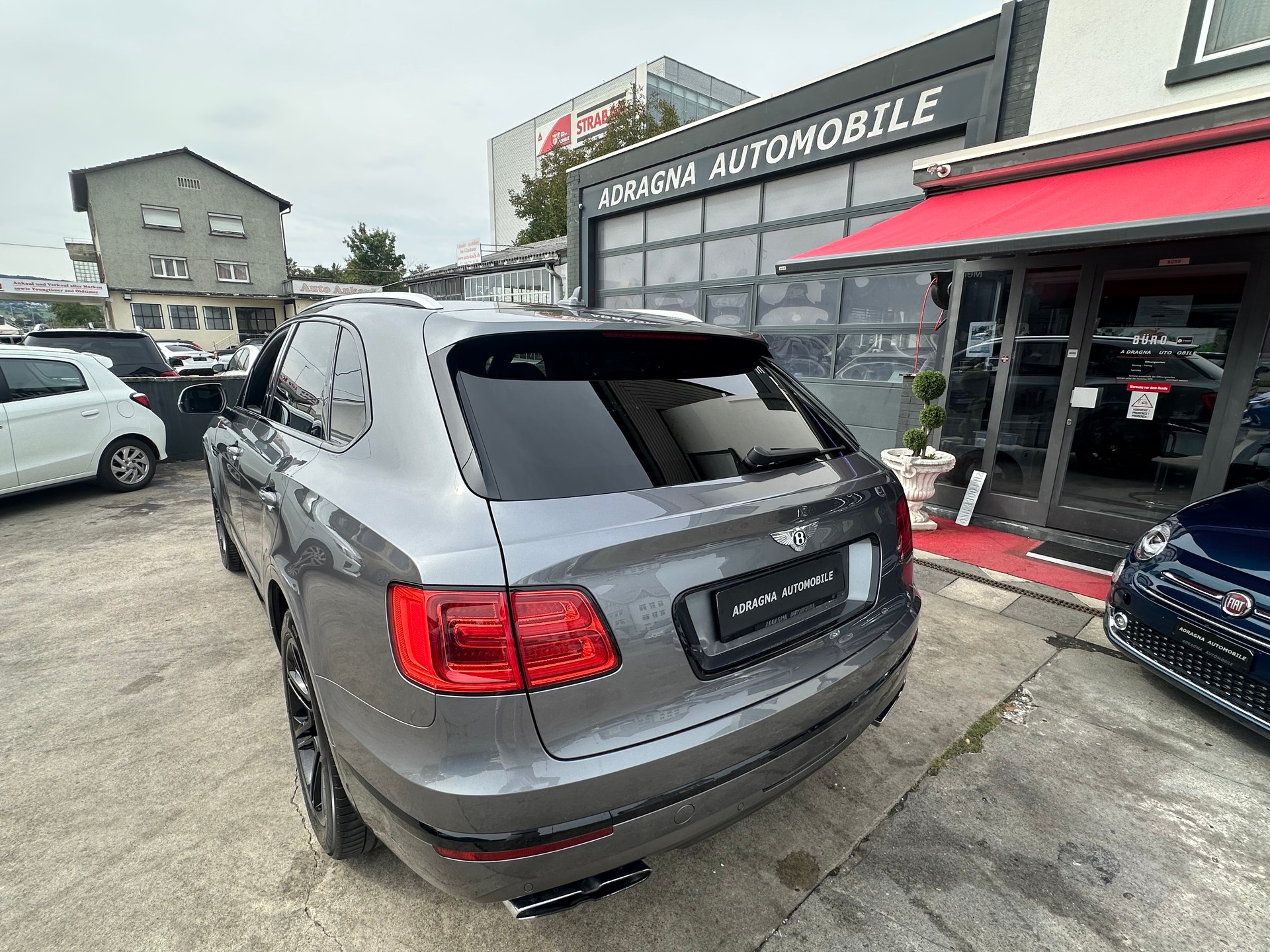 BENTLEY Bentayga V8-image-10