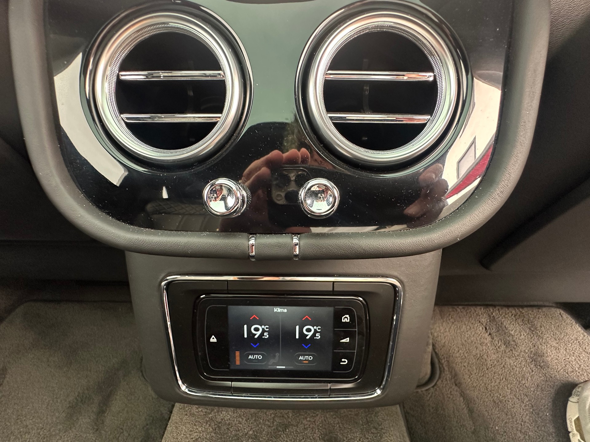 BENTLEY Bentayga V8-image-19