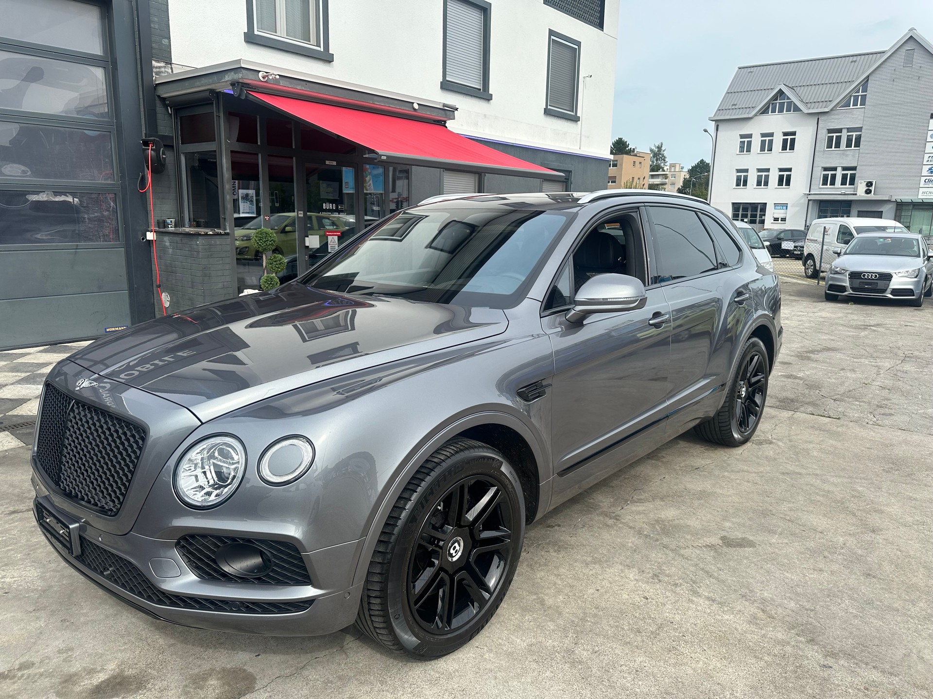 BENTLEY Bentayga V8-image-6