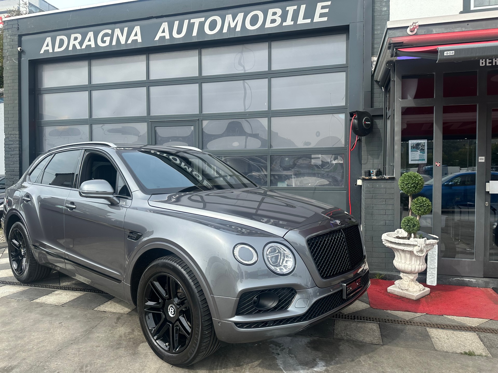 BENTLEY Bentayga V8-image-0