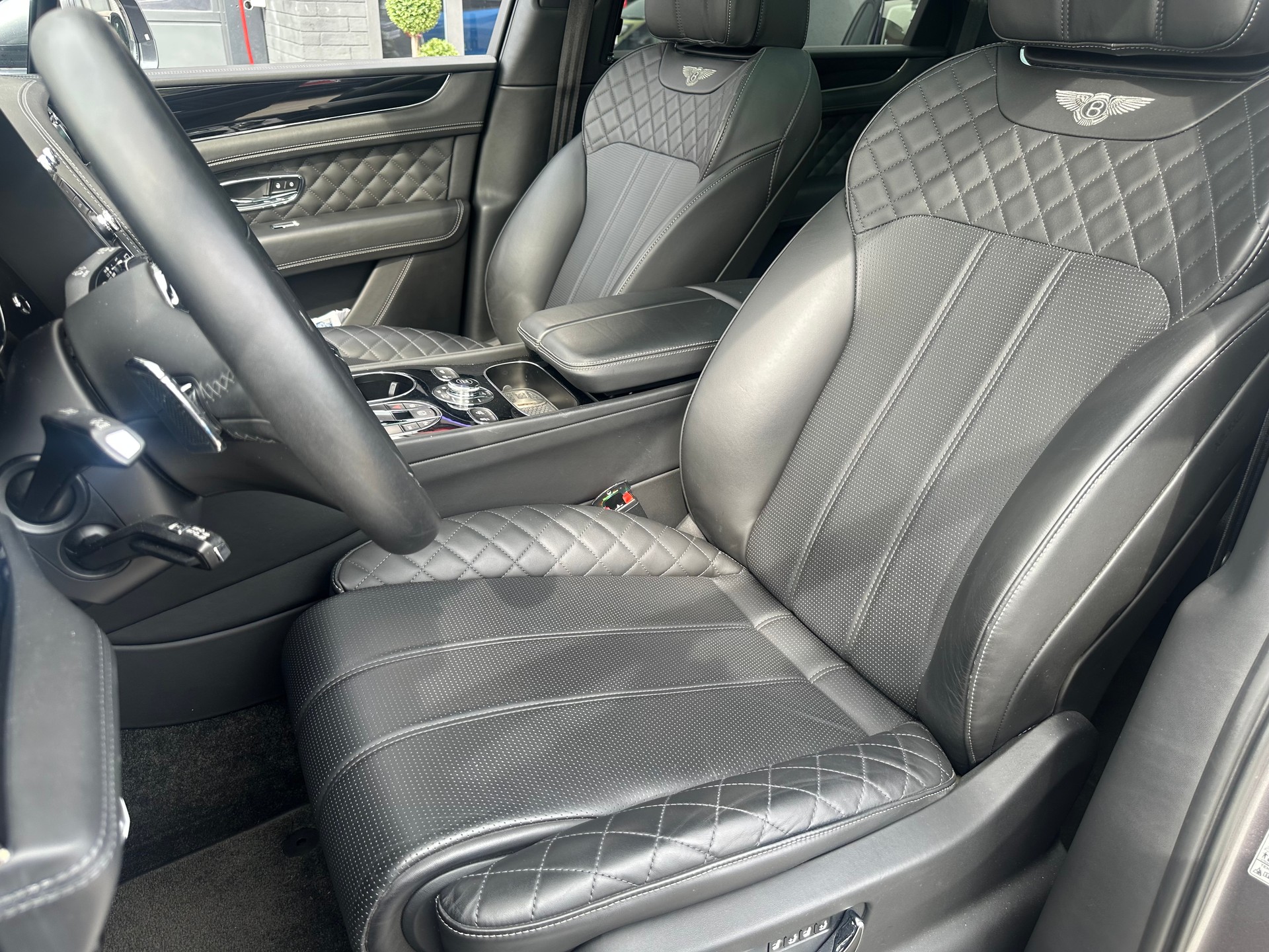BENTLEY Bentayga V8-image-15