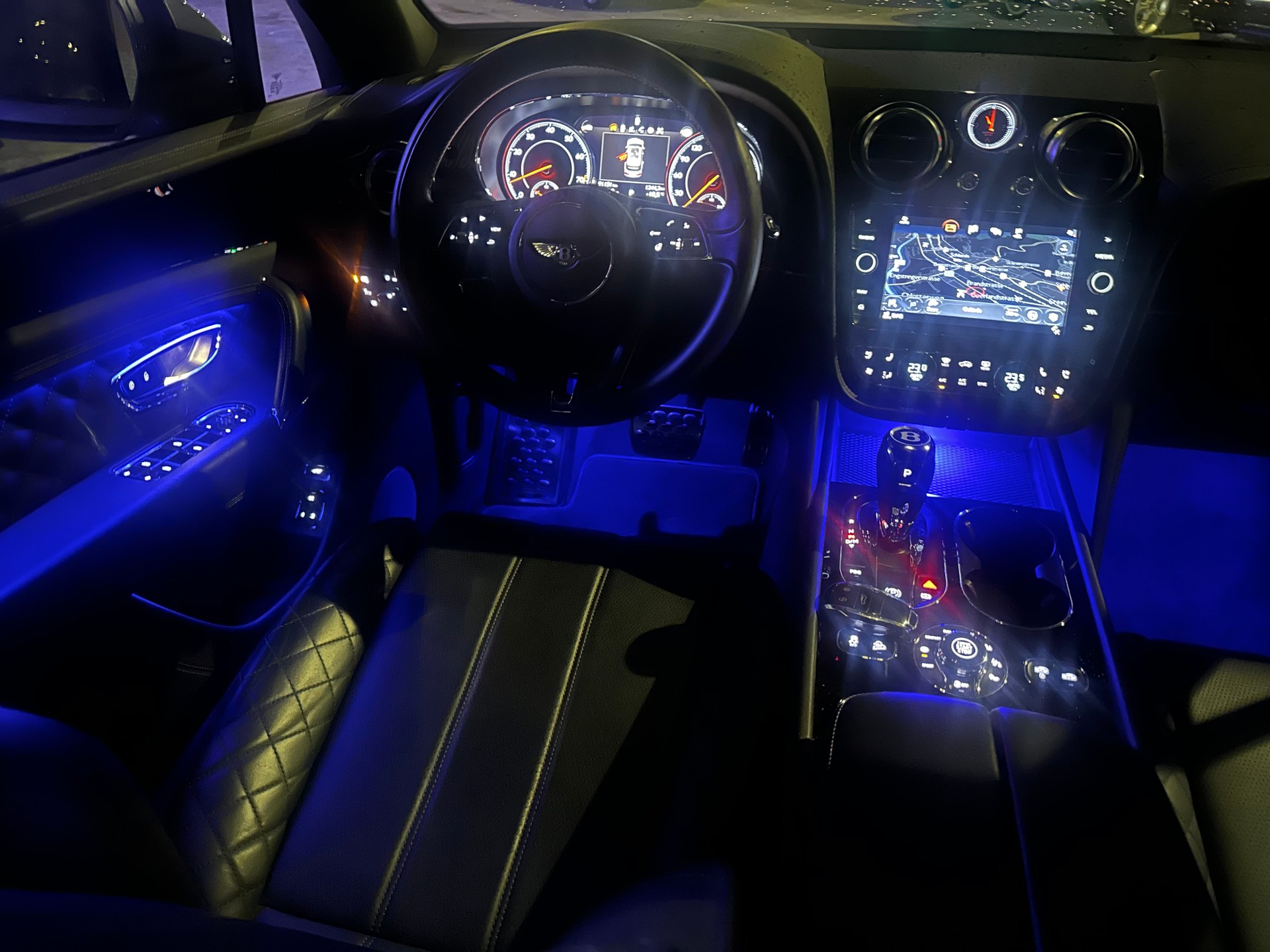 BENTLEY Bentayga V8-image-23