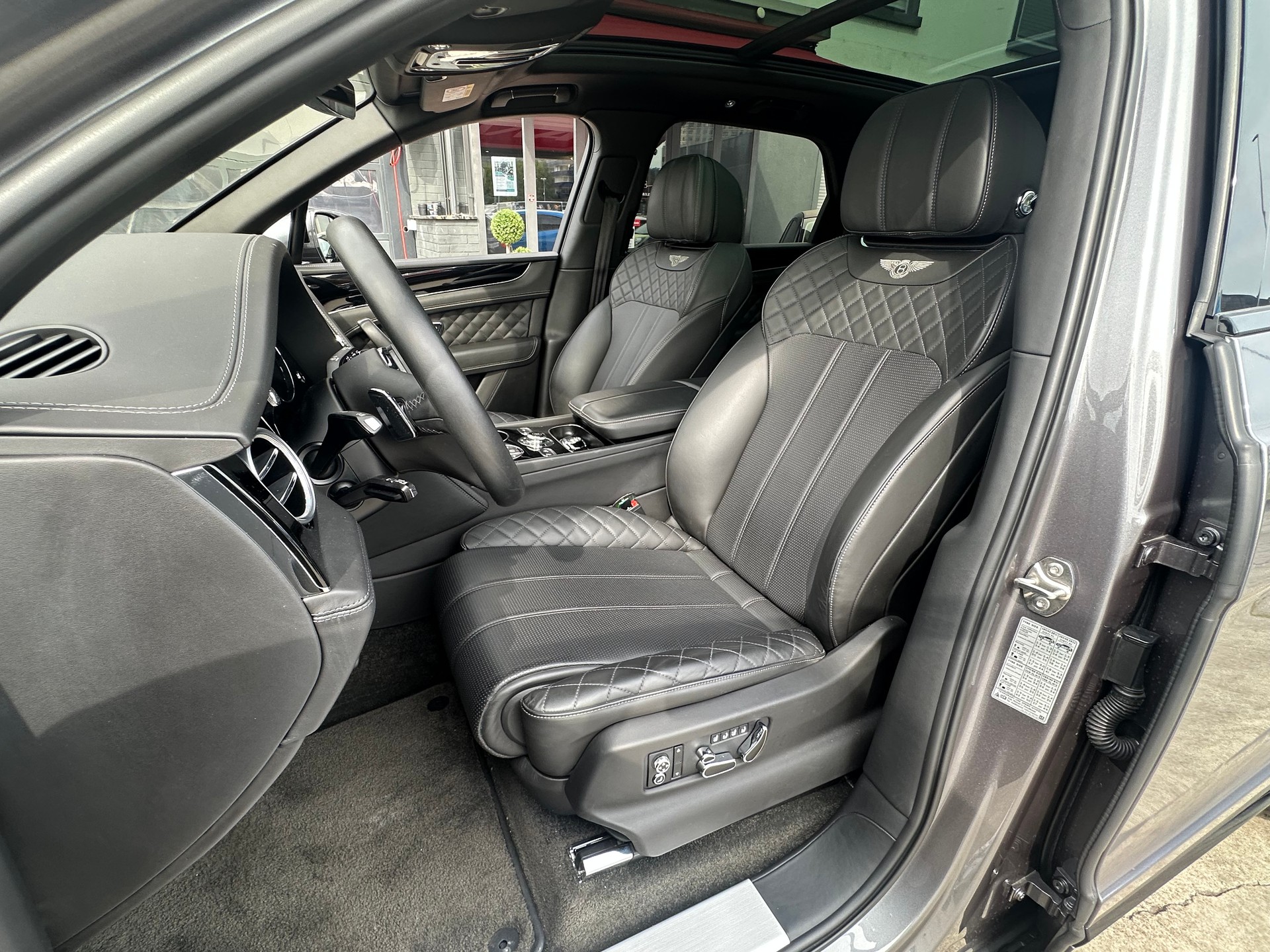 BENTLEY Bentayga V8-image-16