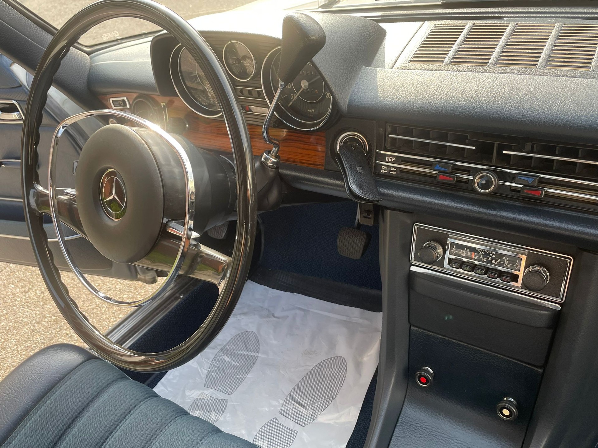 MERCEDES-BENZ 250 CE-image-9