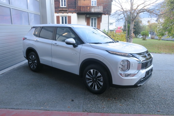 MITSUBISHI Outlander 2.4 PHEV Invite 4WD Automatic-image-2