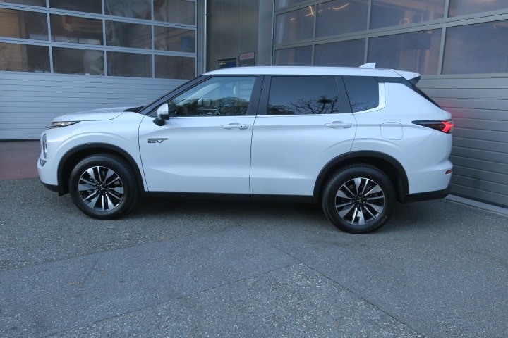 MITSUBISHI Outlander 2.4 PHEV Invite 4WD Automatic-image-3