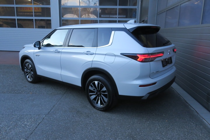 MITSUBISHI Outlander 2.4 PHEV Invite 4WD Automatic-image-4