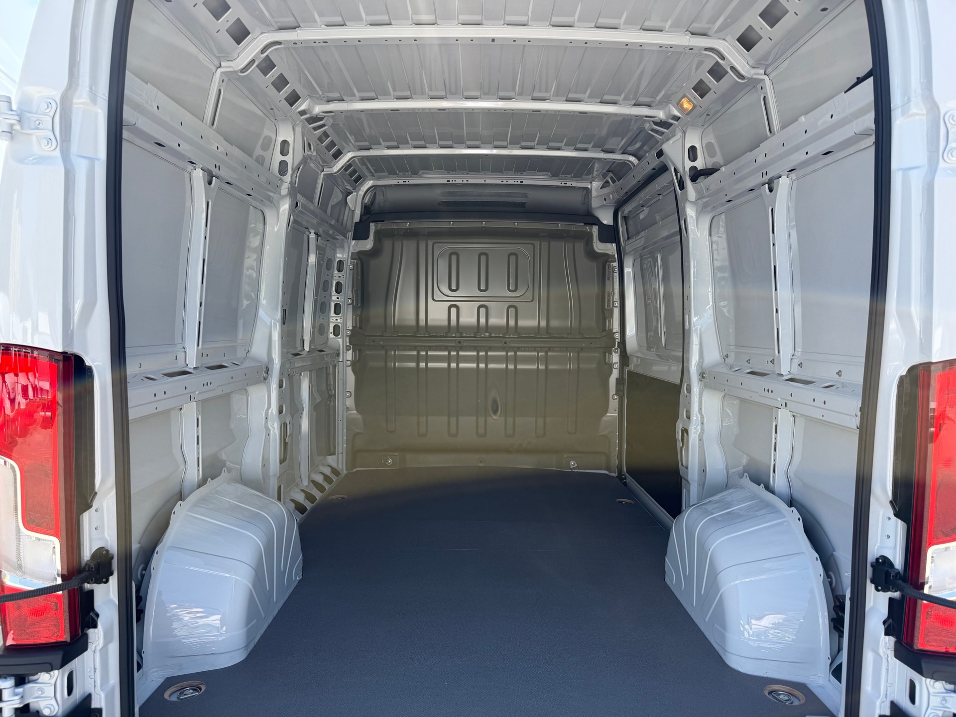 FIAT Ducato 2.2 MJ L2H2 140 PS neues Interieur-image-3