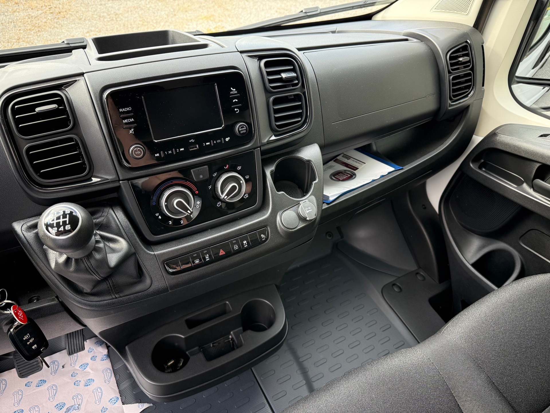 FIAT Ducato 2.2 MJ L2H2 140 PS neues Interieur-image-10