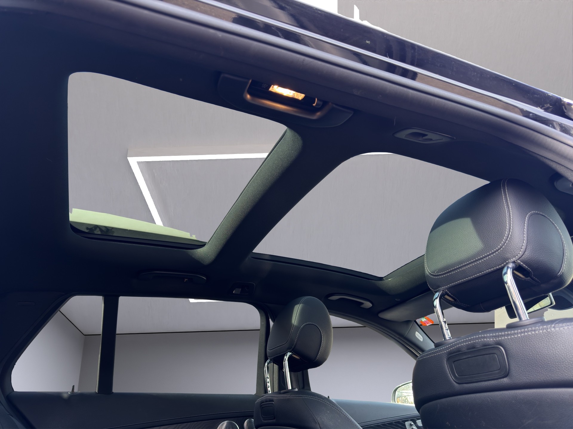 MERCEDES-BENZ C 200 Swiss Star AMG Line 4M 9G-Tronic-image-15