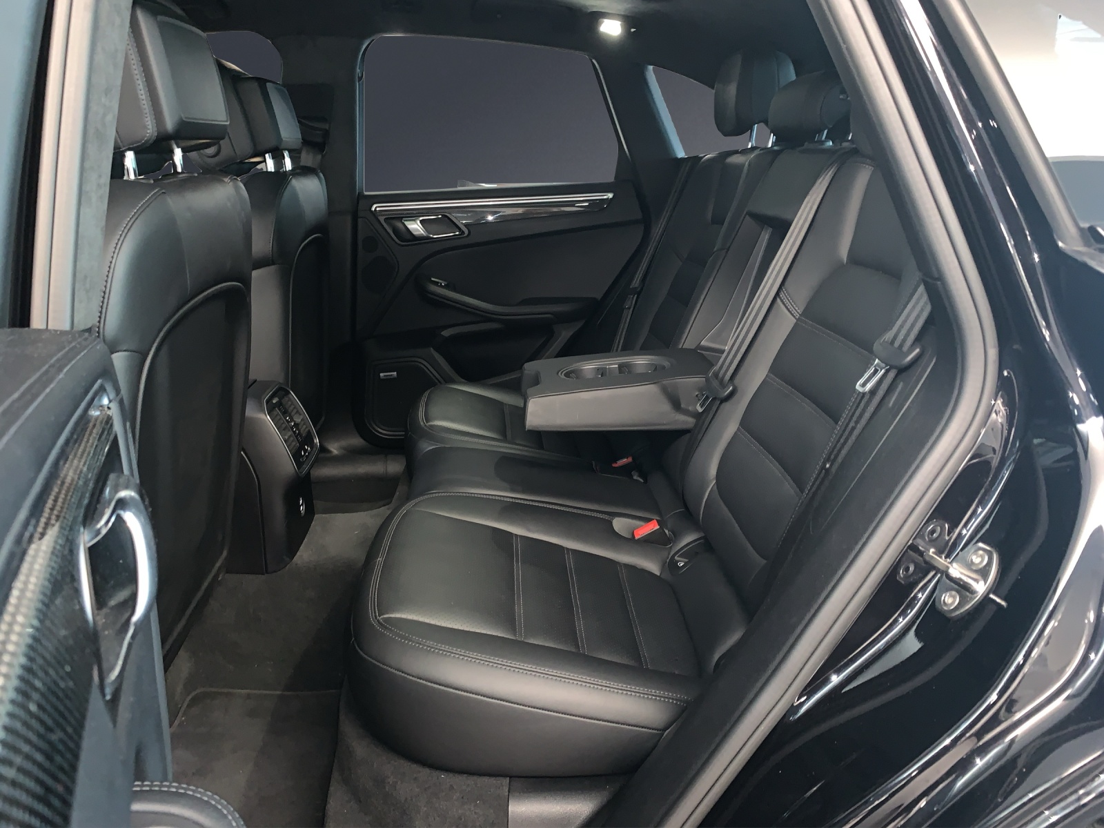 PORSCHE Macan Turbo-image-10
