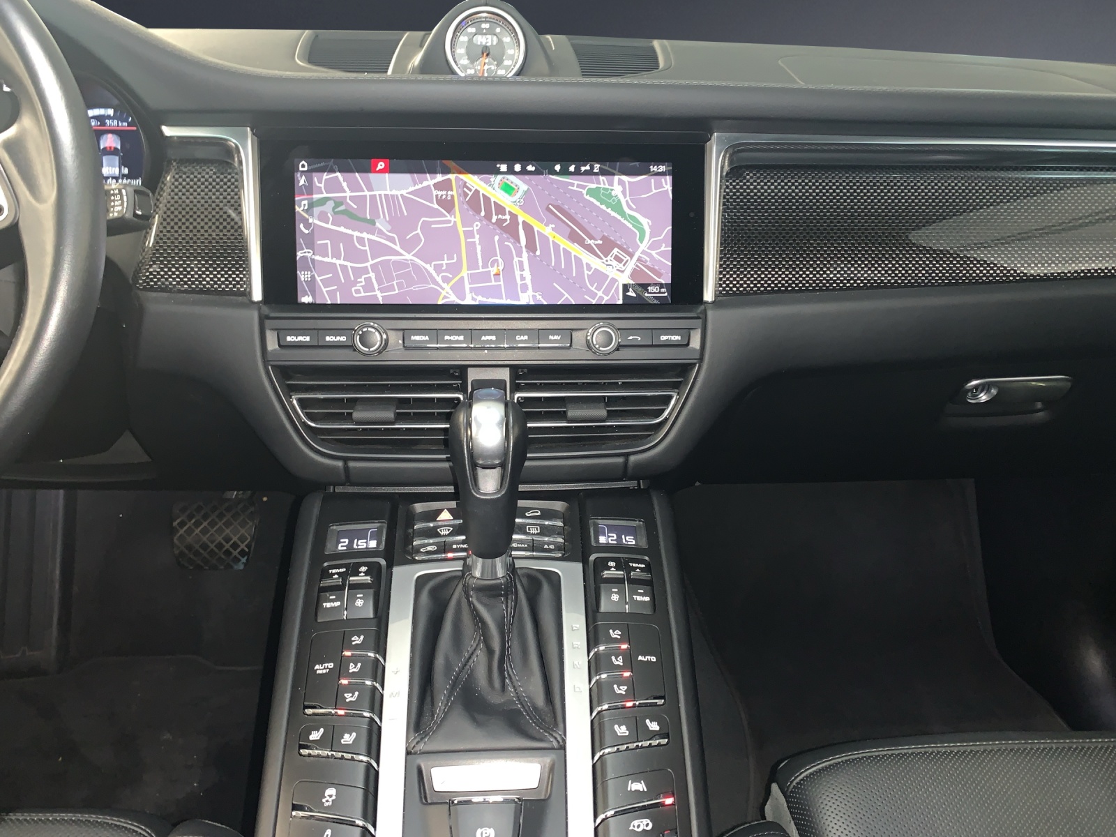 PORSCHE Macan Turbo-image-8