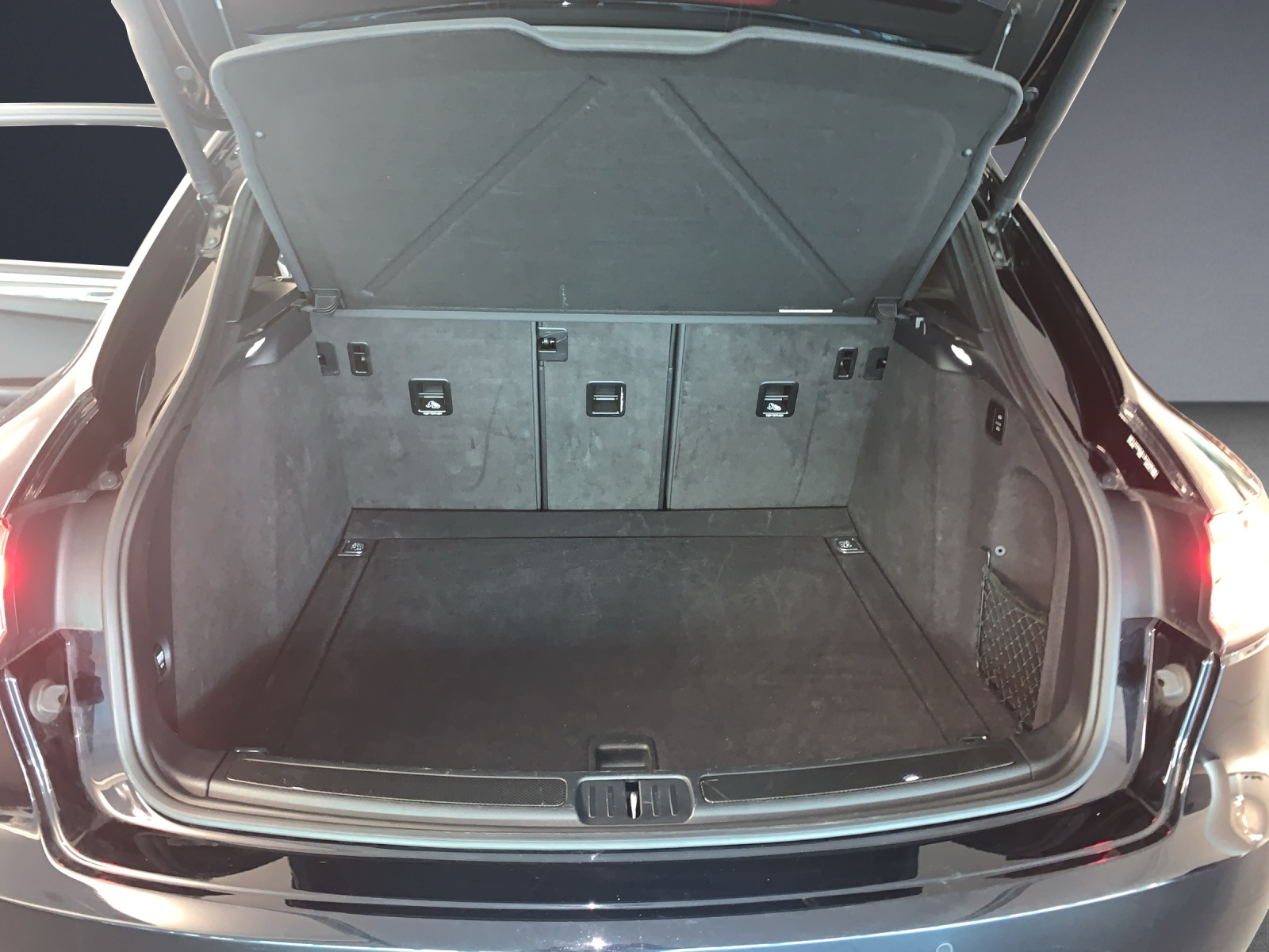 PORSCHE Macan Turbo-image-12