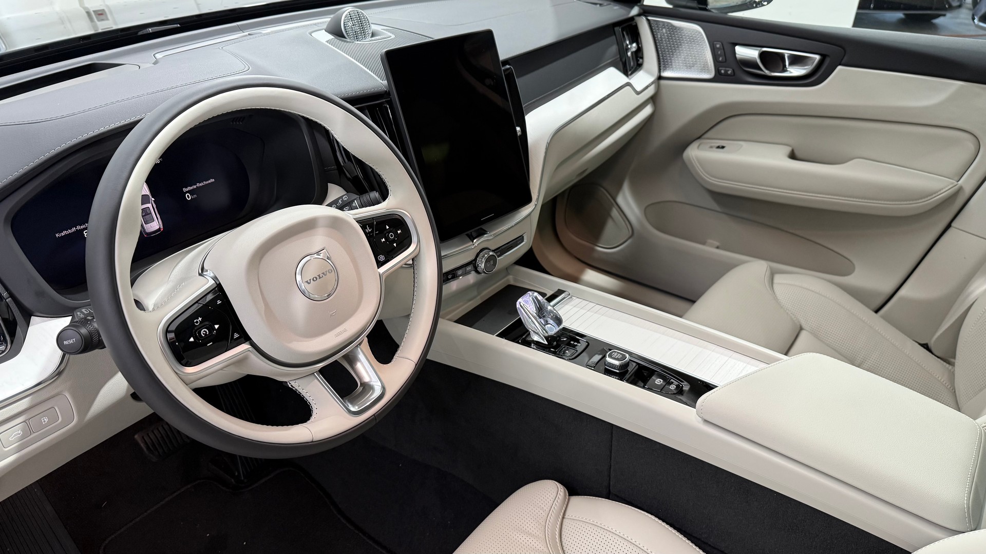 VOLVO XC60 2.0 T6 TE Ultra Bright eA-image-3