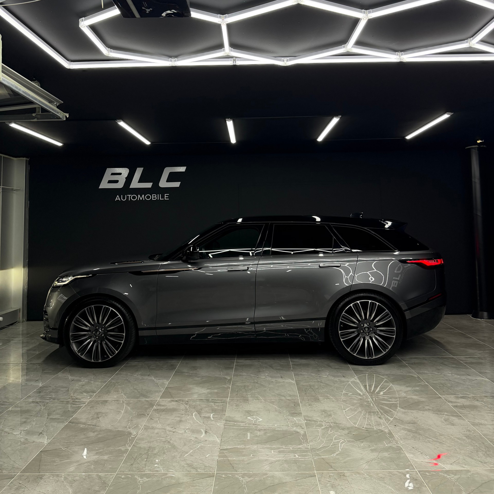 LAND ROVER Range Rover Velar R-Dynamic D 300 HSE Automatic-image-2