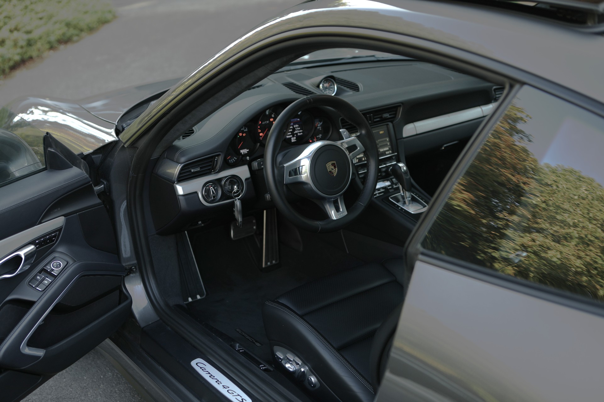 PORSCHE 911 Carrera 4 GTS-image-11
