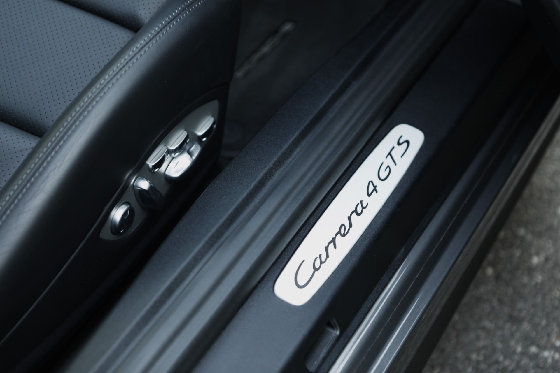 PORSCHE 911 Carrera 4 GTS-image-14