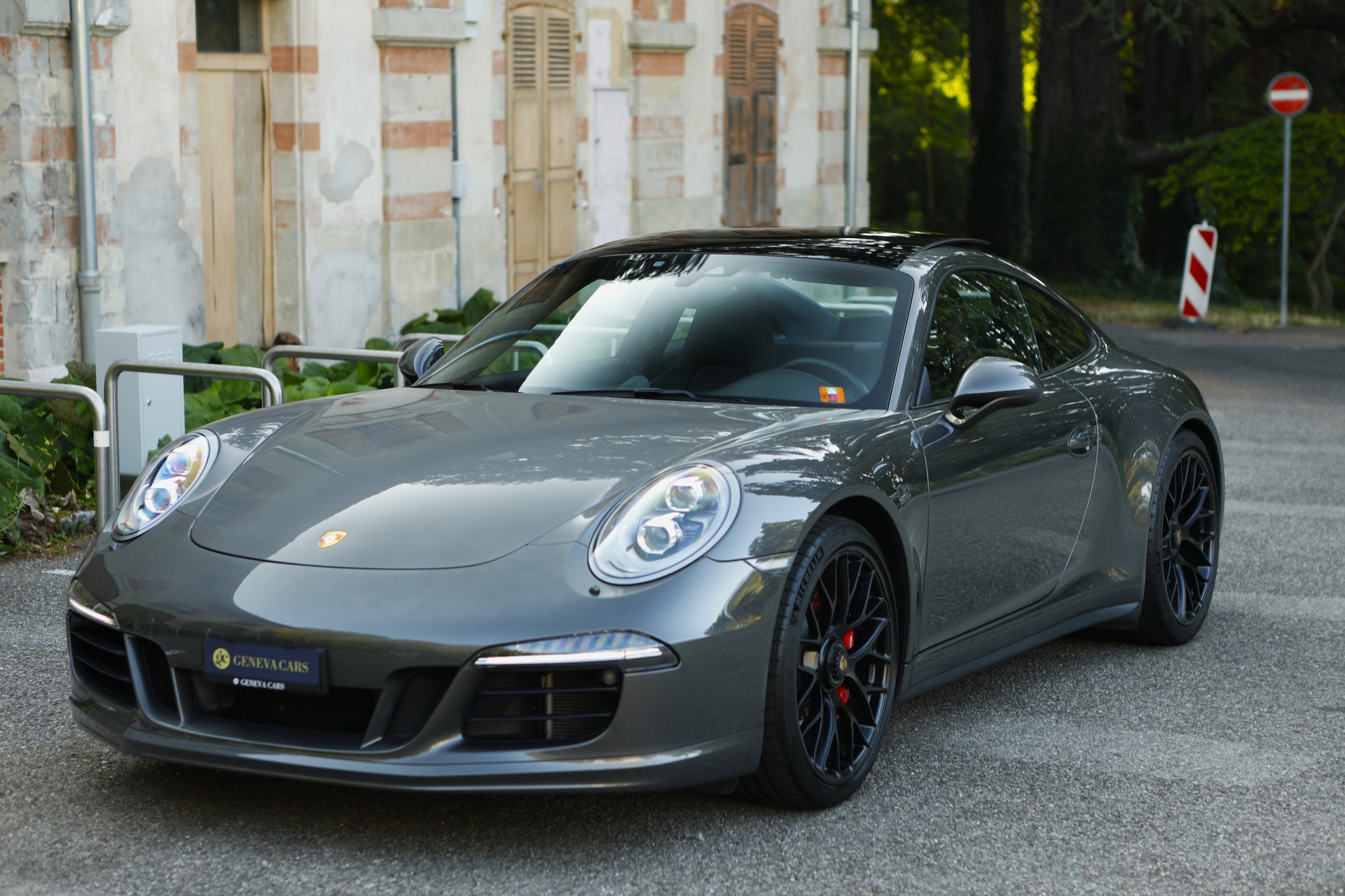 PORSCHE 911 Carrera 4 GTS-image-5