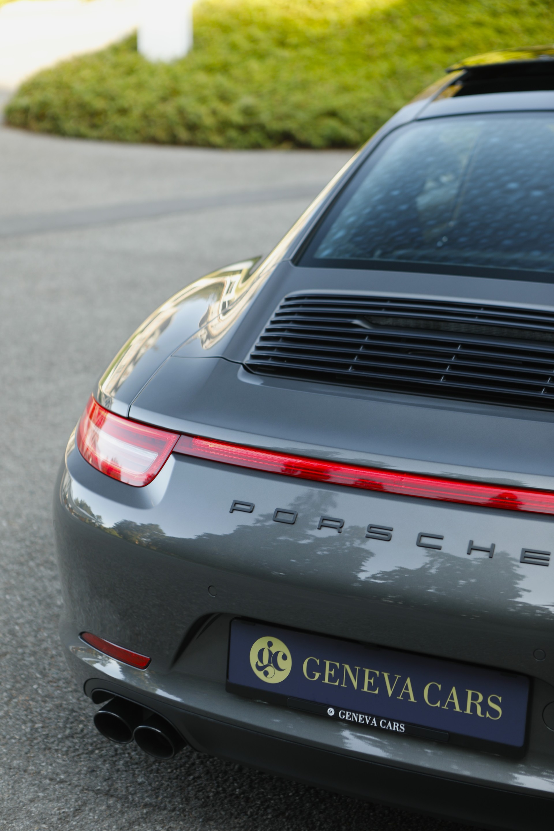 PORSCHE 911 Carrera 4 GTS-image-4