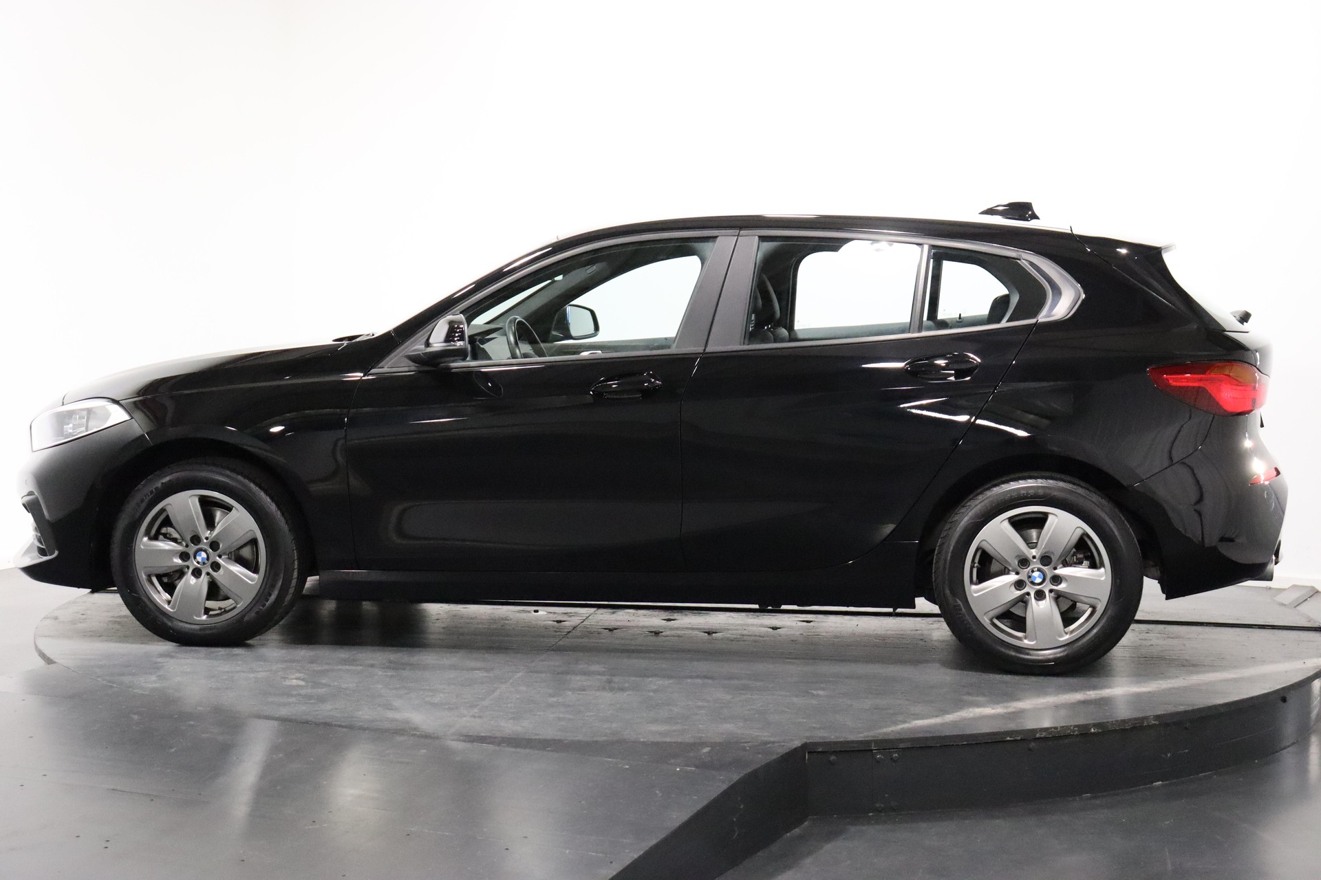 BMW 118i-image-1