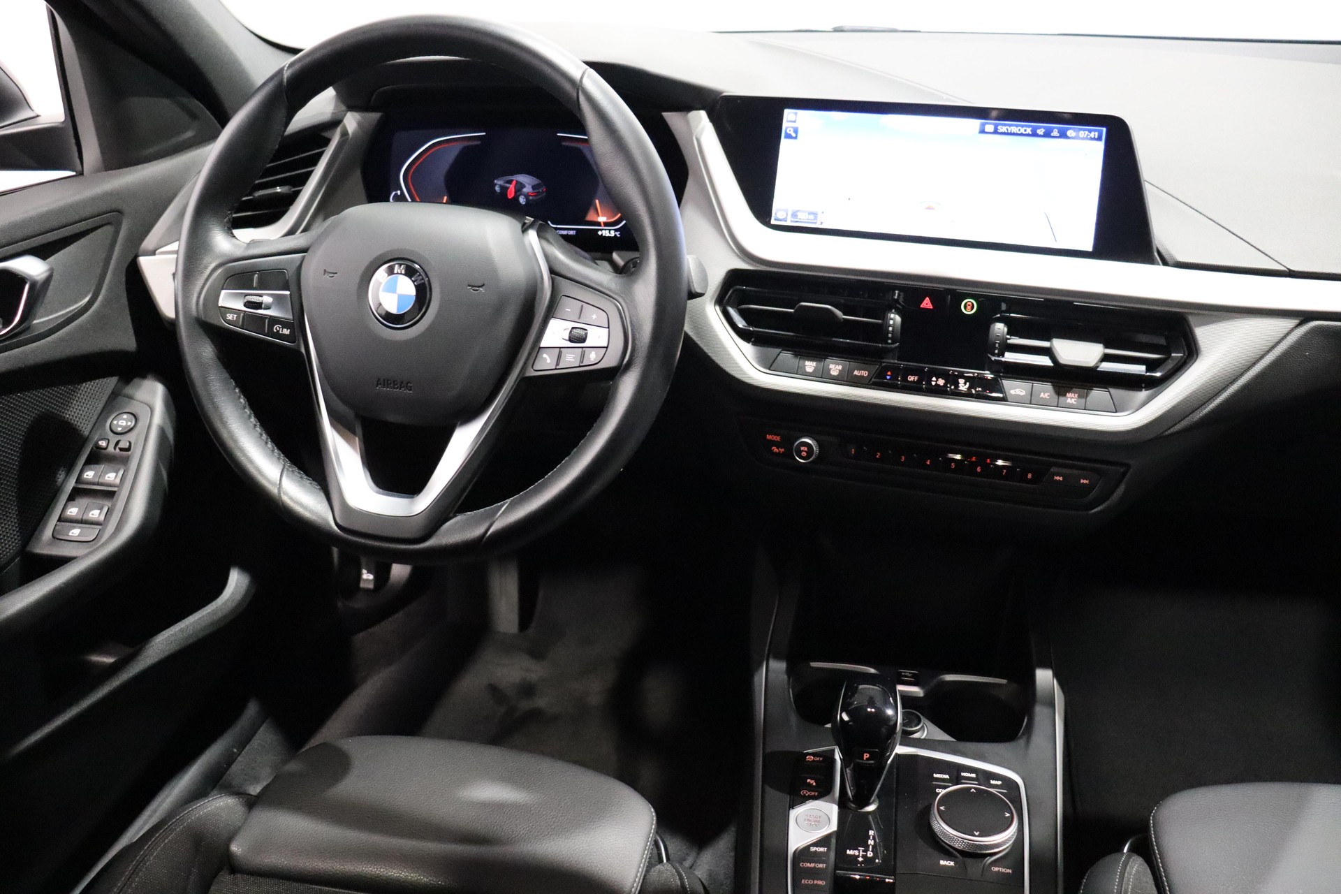 BMW 118i-image-6