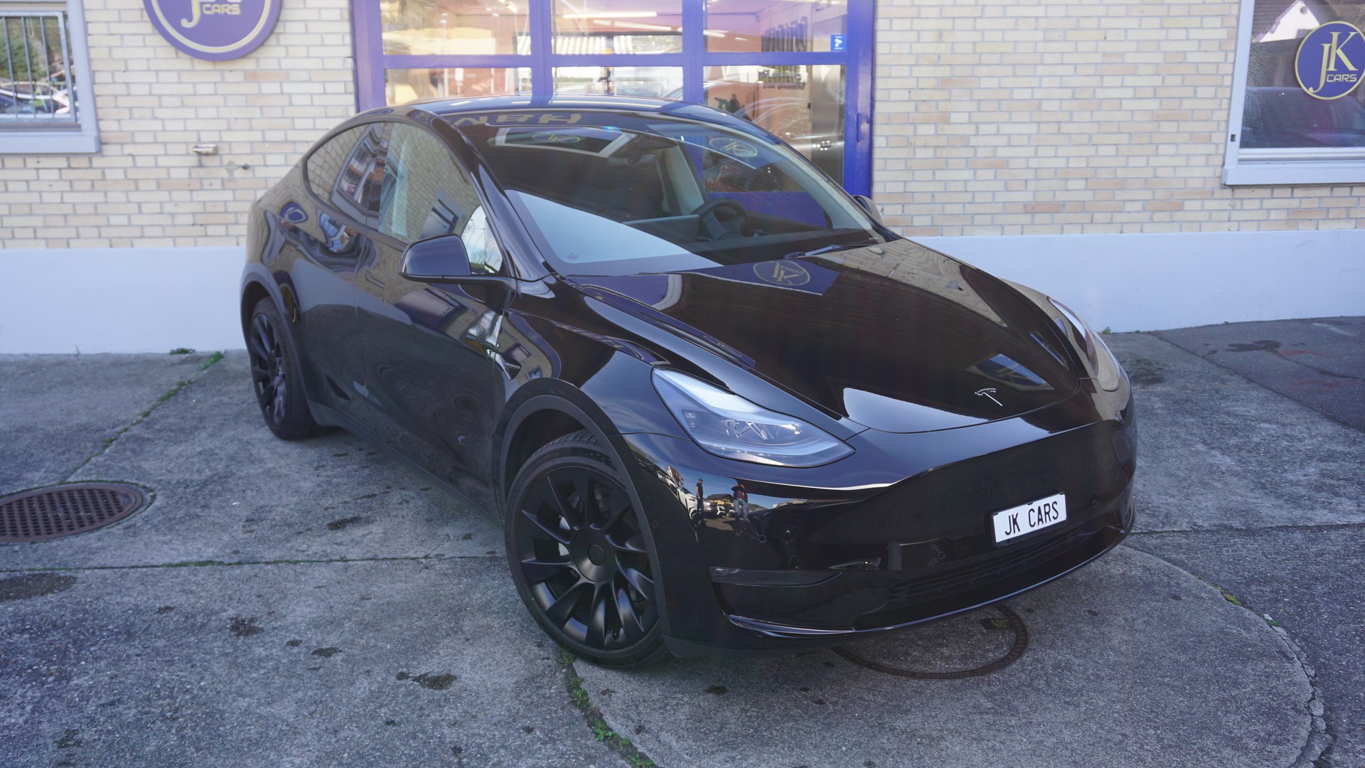 TESLA Model Y Long Range-showroom-element-2