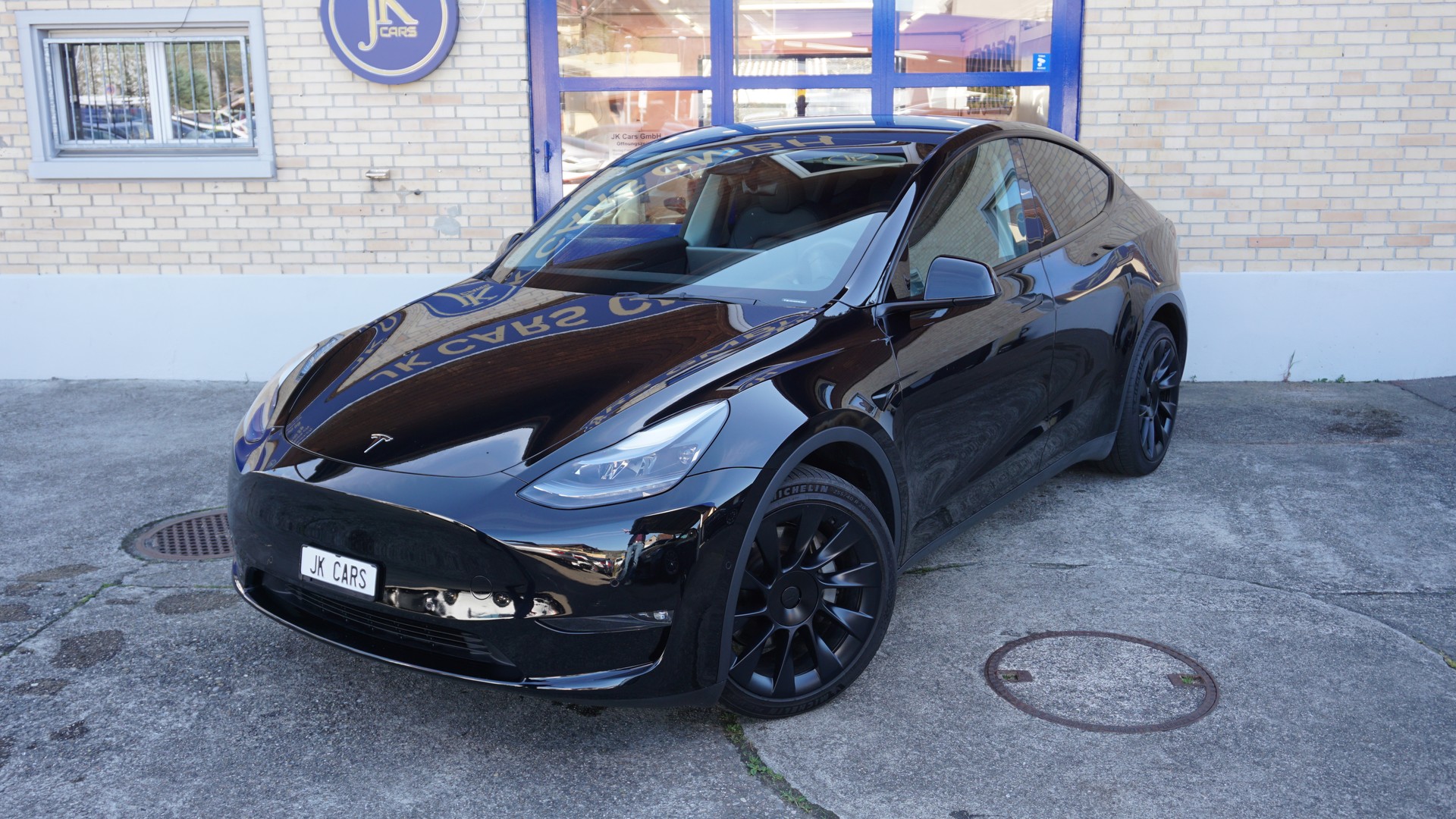 TESLA Model Y Long Range-showroom-element-3