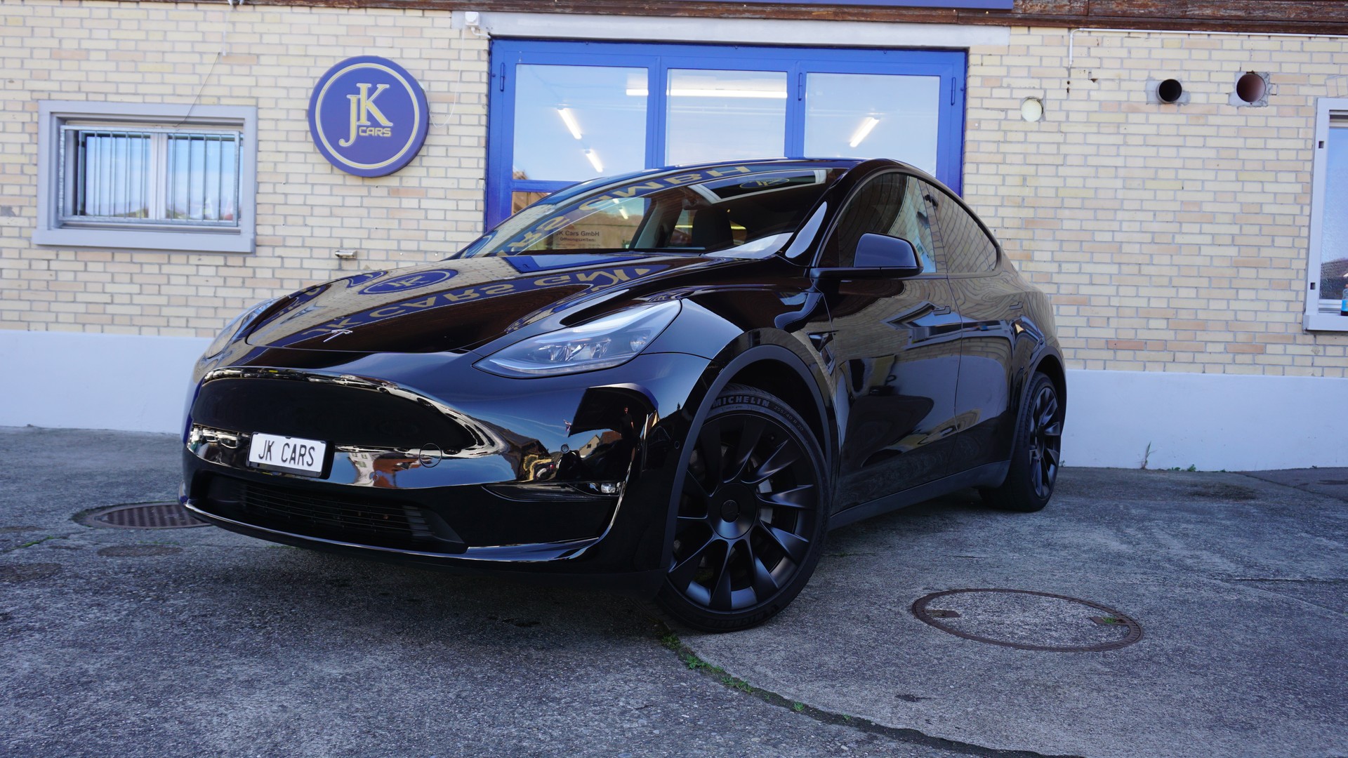 TESLA Model Y Long Range-showroom-element-1