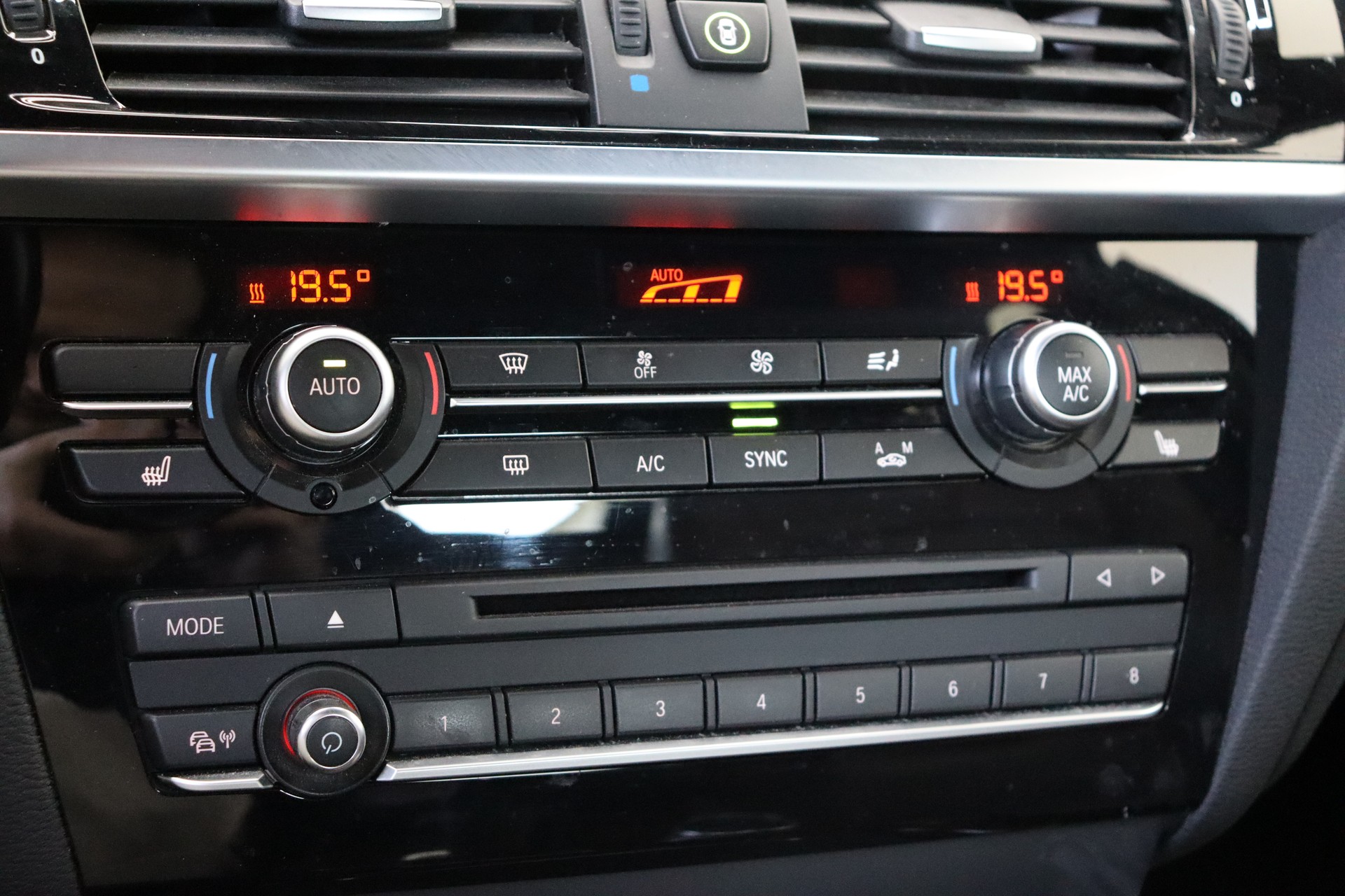 BMW X4 XDRIVE 35i XLINE STEPTRONIC ** FAHRASSISTENZ-PAKET ** 360 GRAD PARK-PAKET ** SITZHEIZUNG VO/HI ** CH-FAHRZEUG AB MFK **-image-26