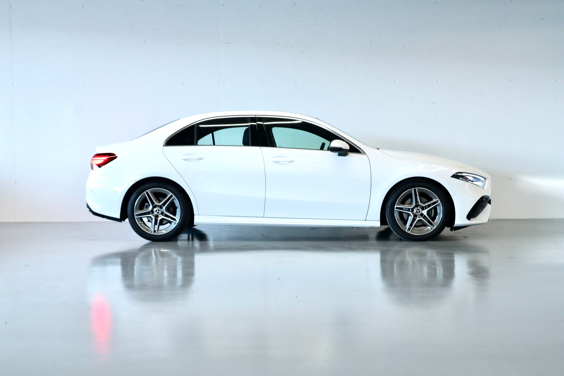 MERCEDES-BENZ A 200 AMG LINE | AUTOMAT | PANORAMADACH |-image-4