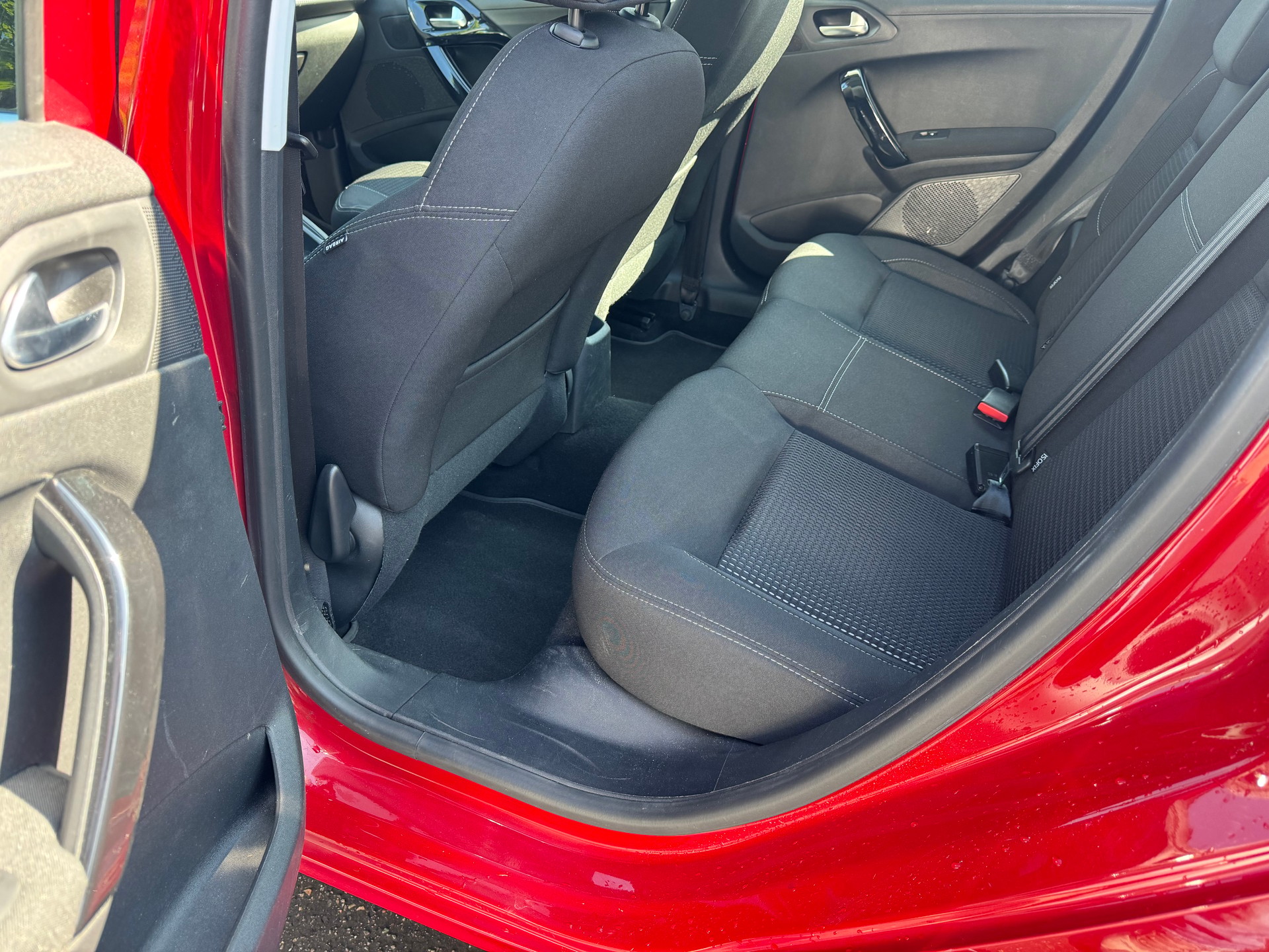 PEUGEOT 208 1.2 PureTech Style EAT6-image-11