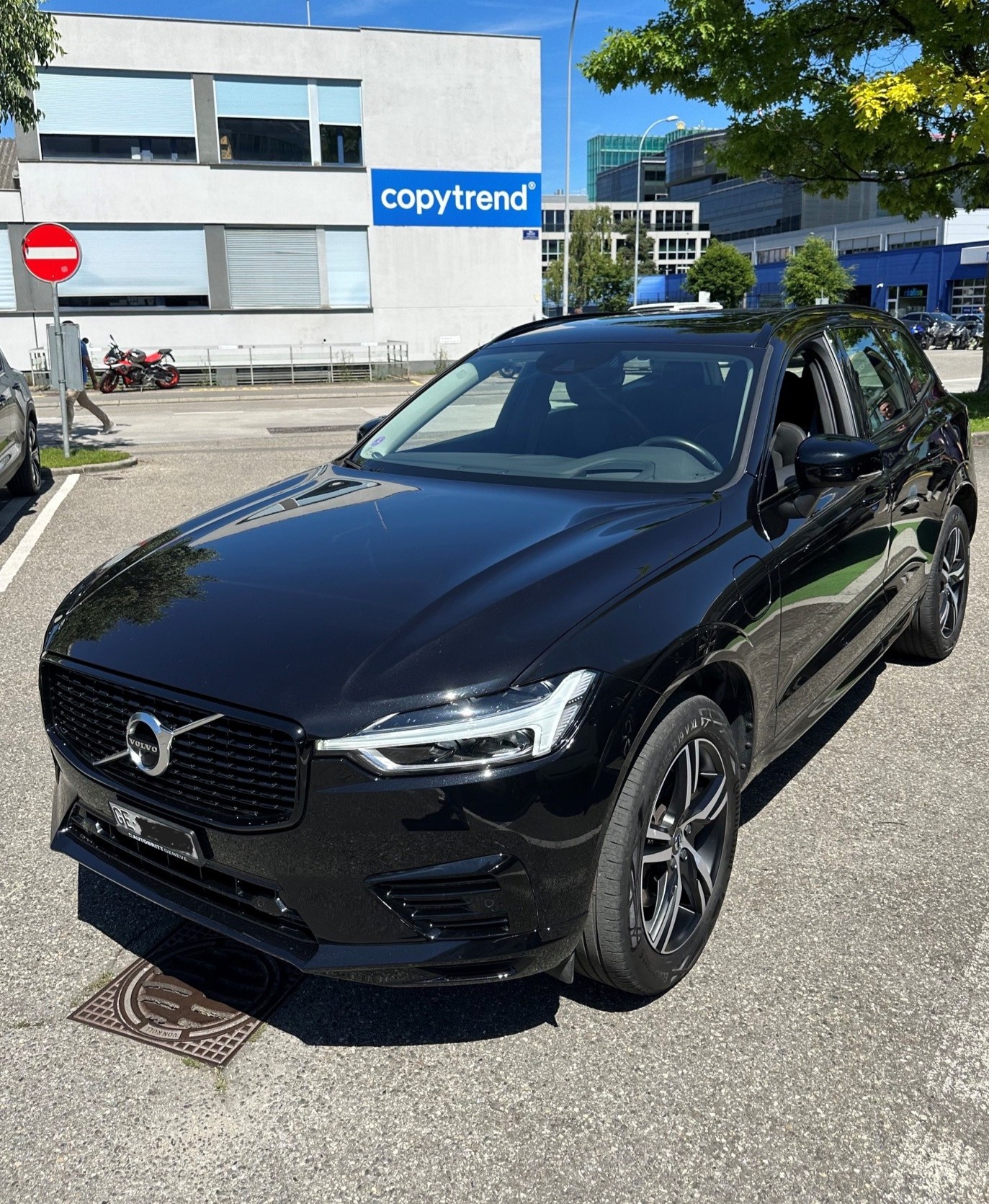 VOLVO XC60 T6 eAWD R-Design Expression Geartronic-image-0