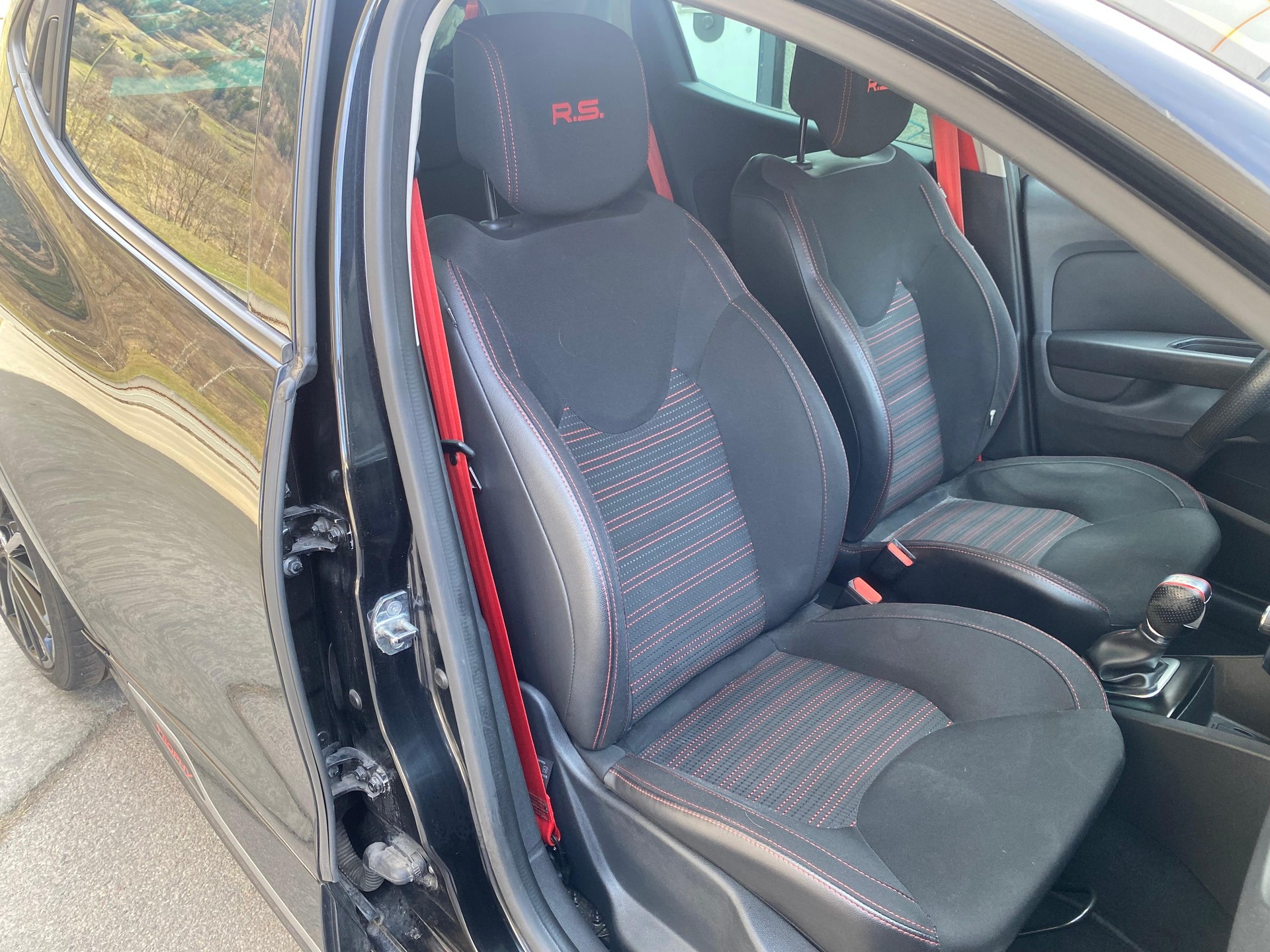 RENAULT Clio Sport 1.6 T RS 220 Trophy S/S-image-5