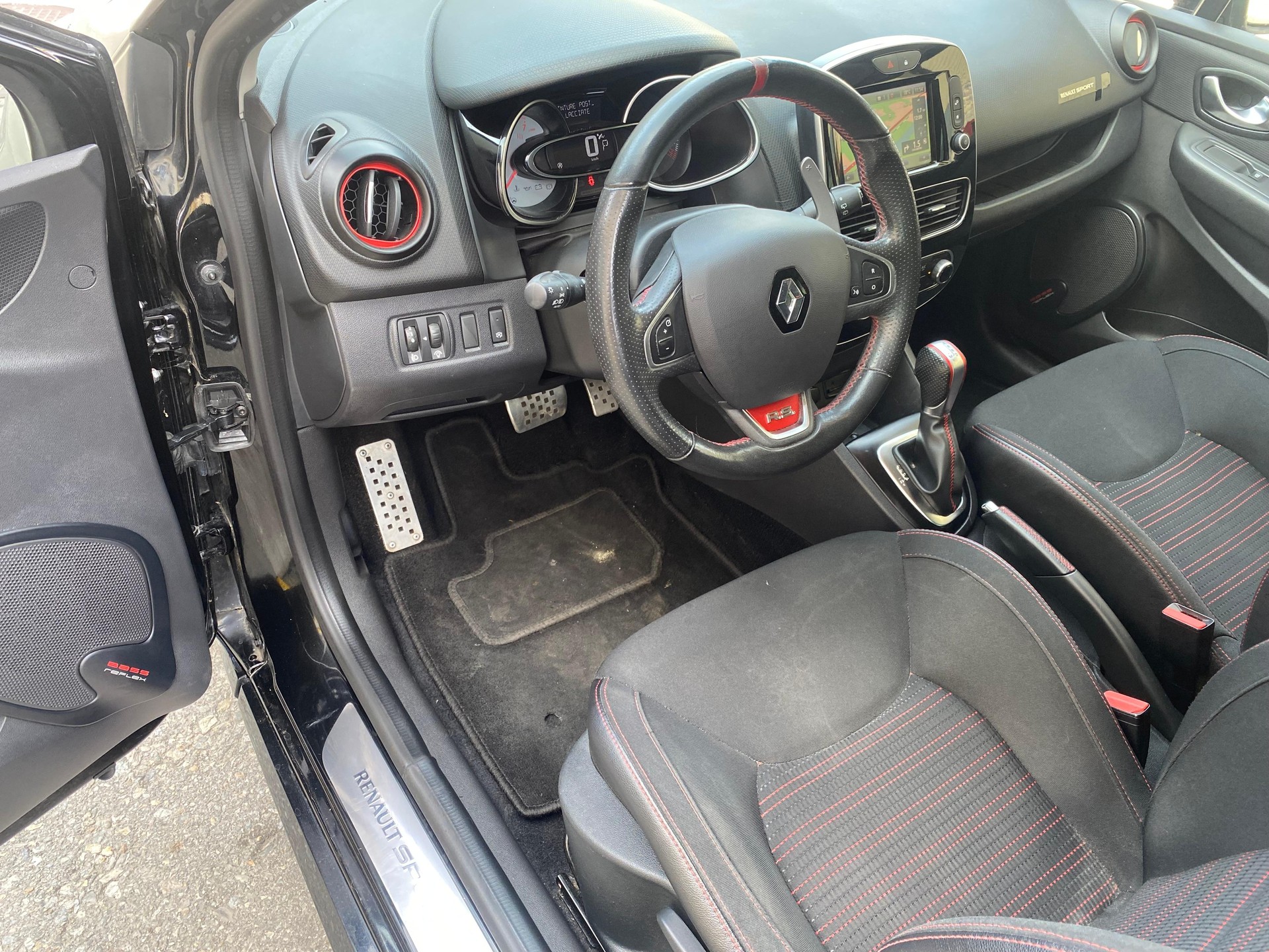 RENAULT Clio Sport 1.6 T RS 220 Trophy S/S-image-8