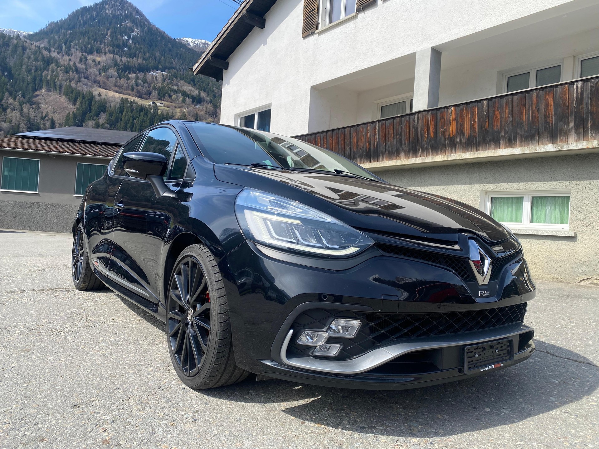 RENAULT Clio Sport 1.6 T RS 220 Trophy S/S-image-2